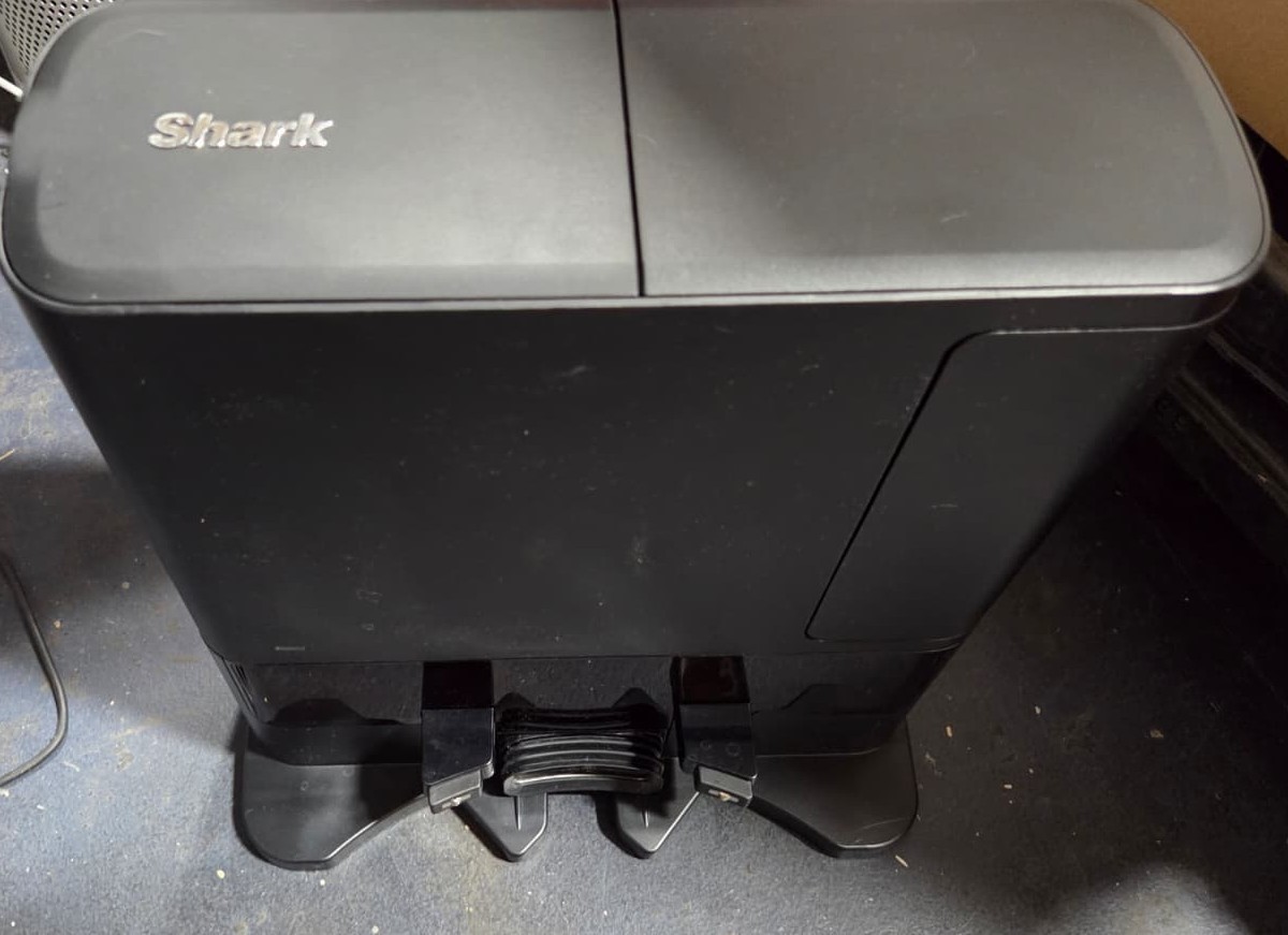 Shark AV2610WA Matrix Plus Robot Vacuum Mop – Used (READ DESCRIPTION)