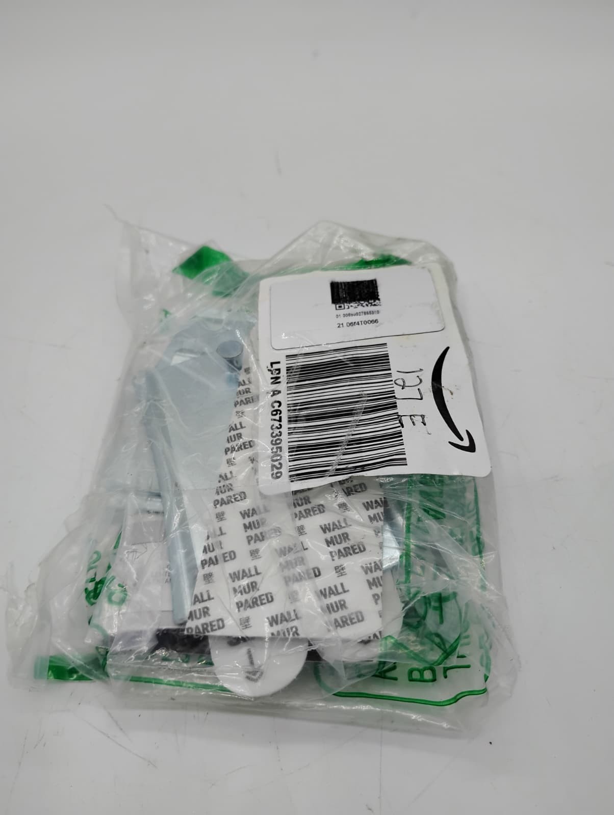 Command Jumbo Universal Picture Hanger 8 lb 3 Hangers 8 Strips Damage Free