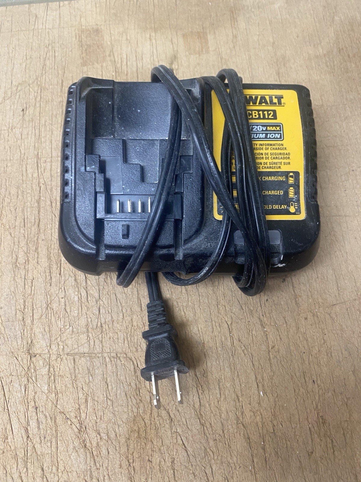 DEWALT DCV501HB Vacuum With Charger NO BATTERY