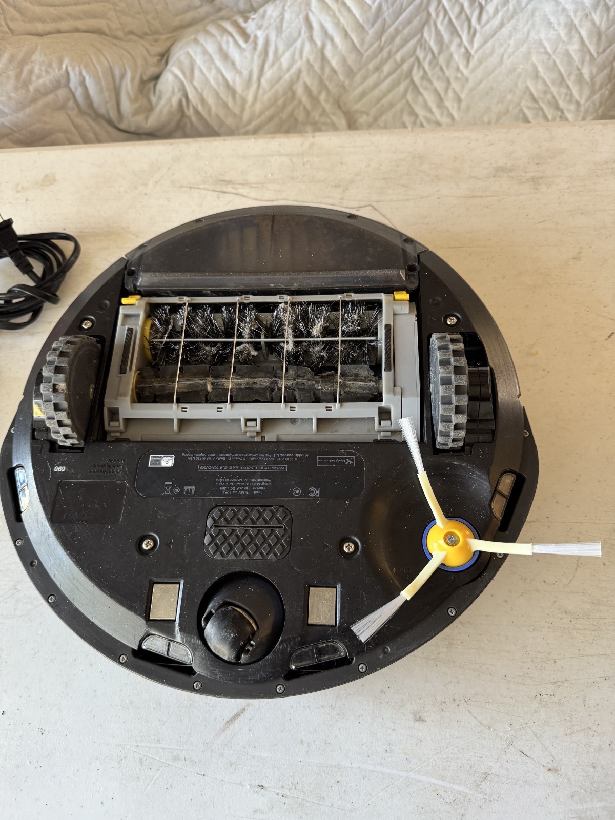 iRobot Roomba 690 Wi-Fi Connected Robot Vacuum Cleaner with Charger and Extra+