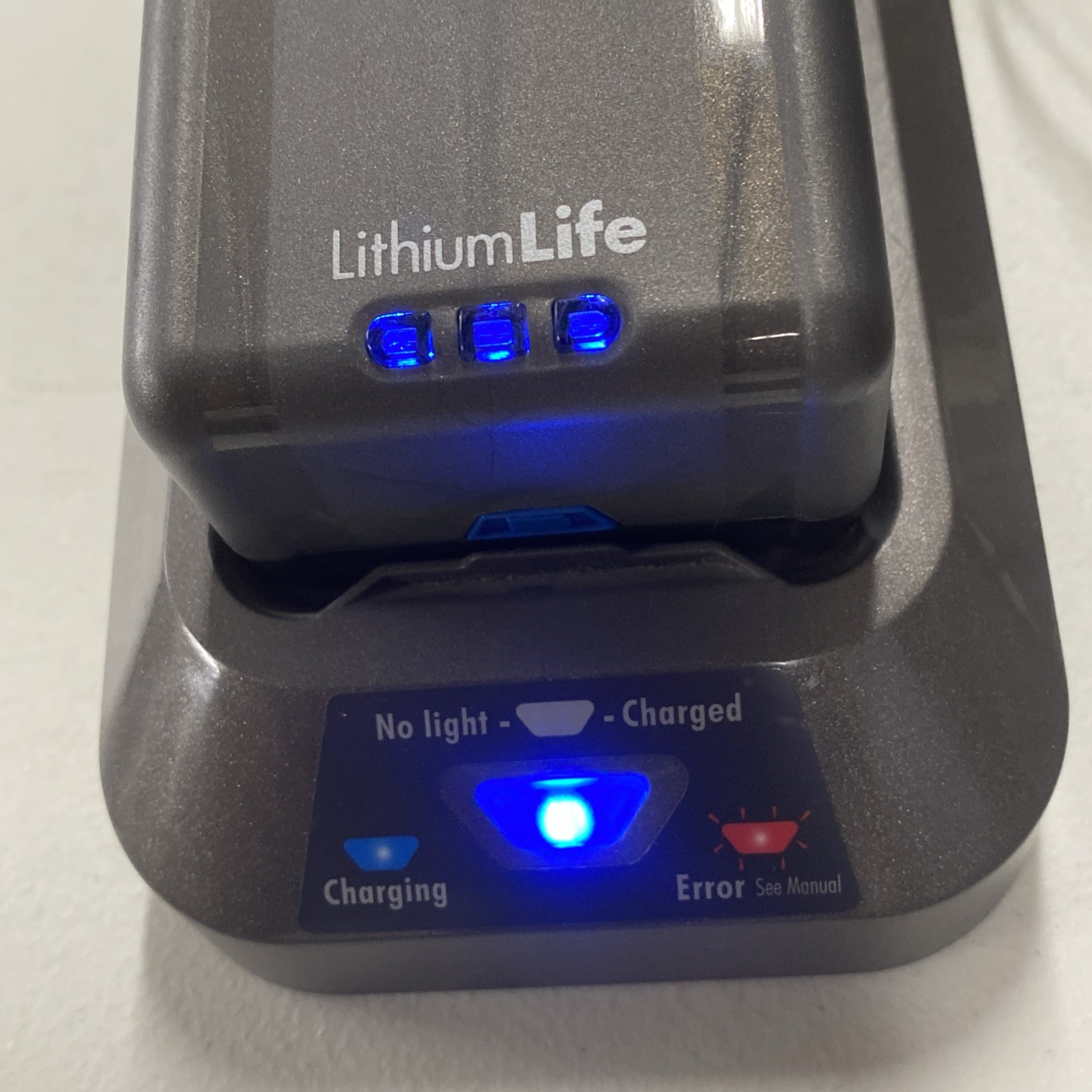 Hoover Charger BH03200 & 2 Batteries BH03120 Lithium Life 20V Li-Ion – Powers on