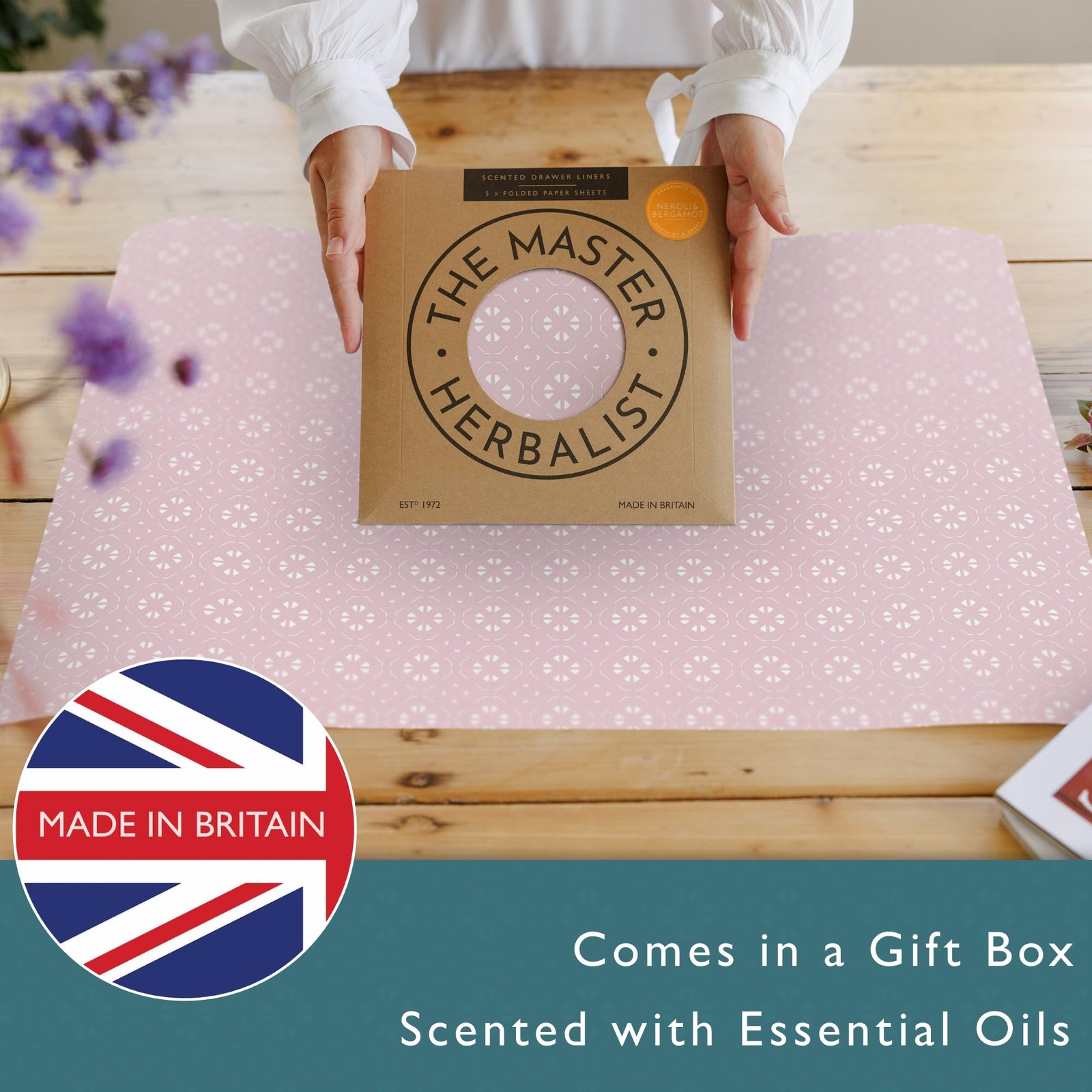 Fragrant Neroli & Bergamot Scented Drawer Liners In A Geometric Print In Helebor