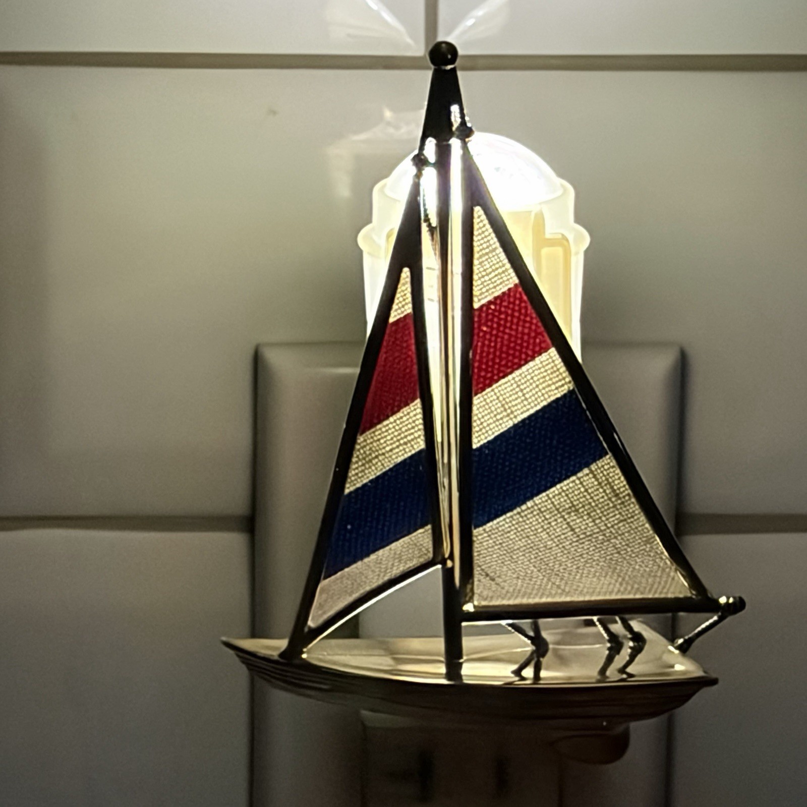 BATH & BODY WORK WALLFLOWER NIGHT LIGHT PLUG IN Sailboat Red White Blue Tested