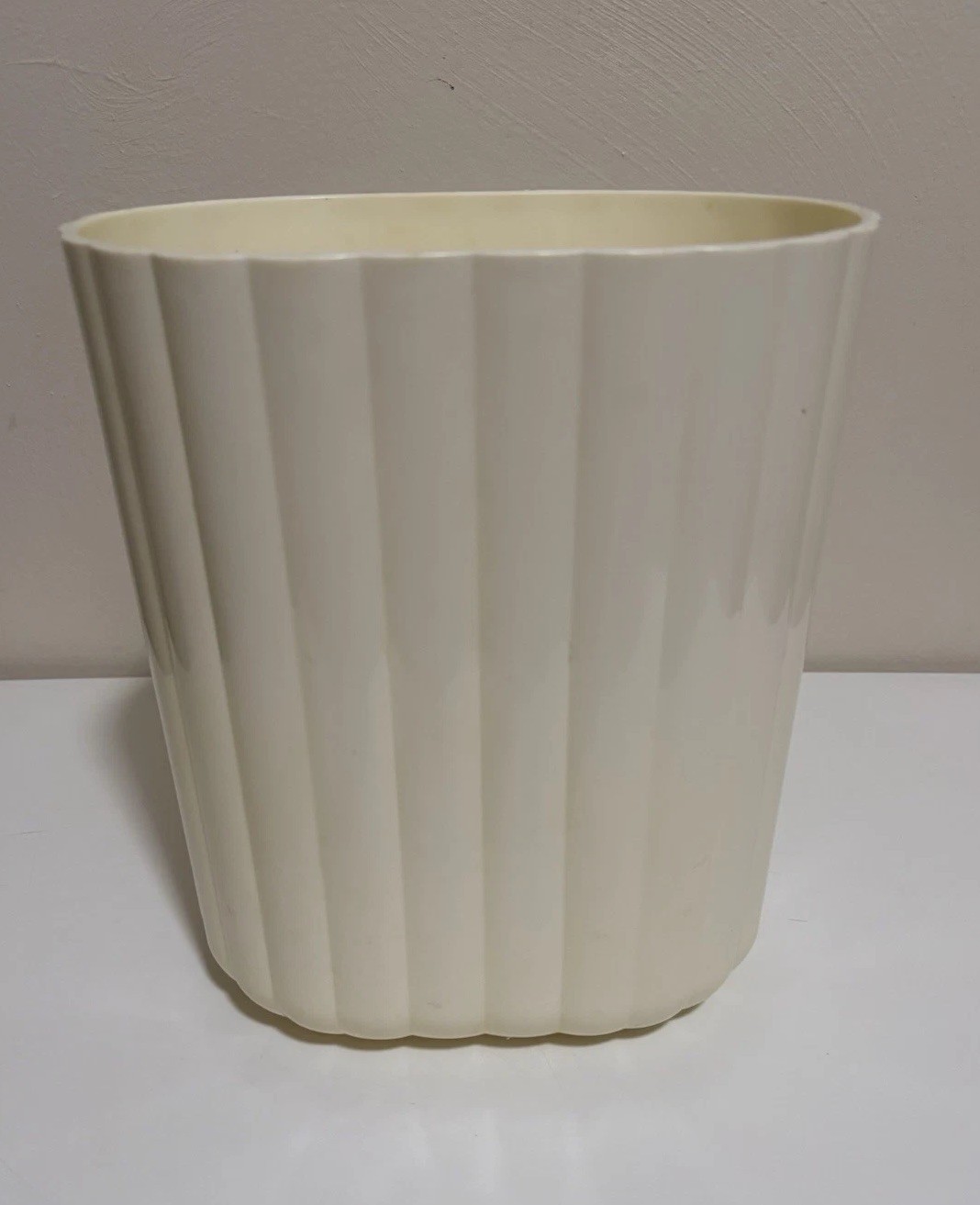 Vintage Scalloped Plastic Melamine Trashcan Waste Basket Mid Century Retro