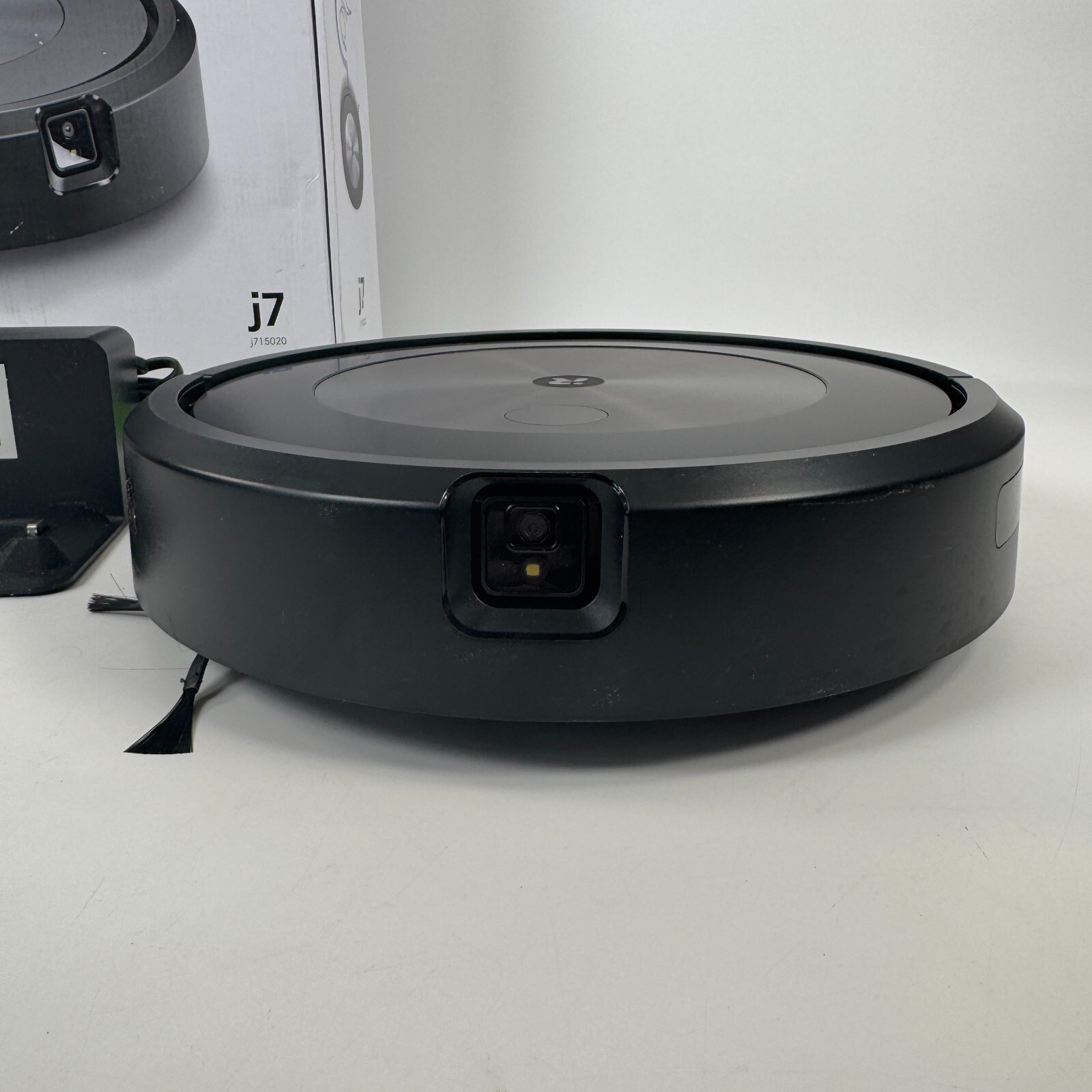 iRobot Roomba j7 Vacuum Cleaning Robot Wi-Fi Unit and Base