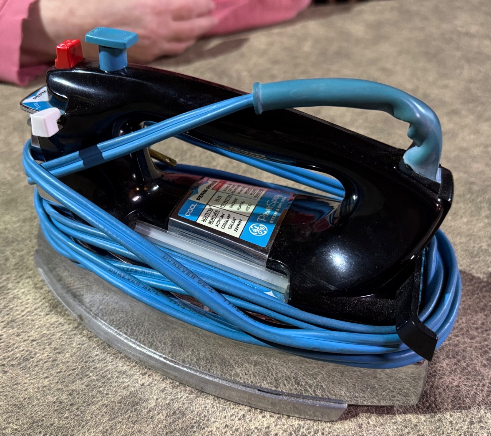 GE General Electric Clothes IRON with steam black with blue cord works