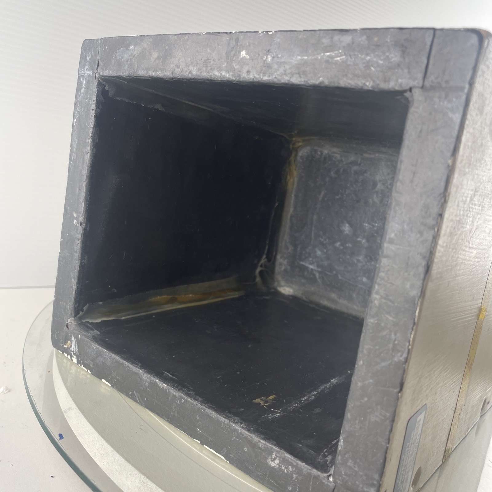 Lead-Lined Wood Box – Extr 19.5 x 16.5 x 22 cm -Intr 15.8 x 13 x 18 cm – Works