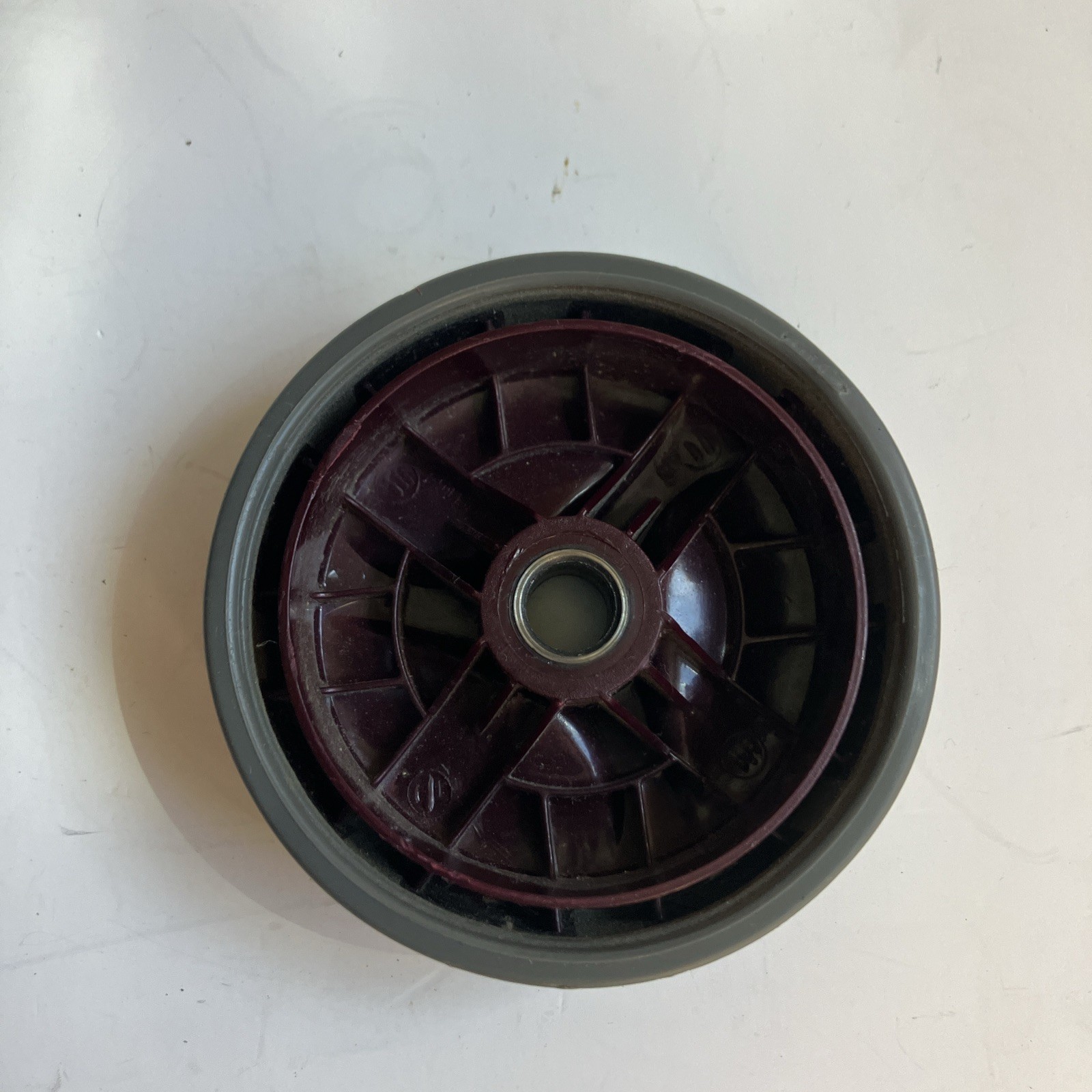 SHARK NV500 NV501 NV510 UV560 LEFT OR RIGHT WHEEL ASSEMBLY W/ PIN GENUINE OEM