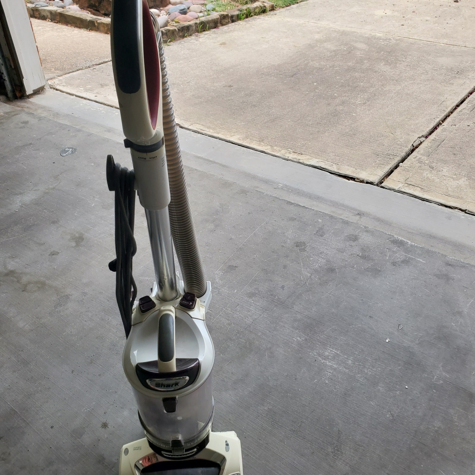Shark Navigator Lift Away Upright Vacuum Cleaner PRICED TO SELL QUICKLY