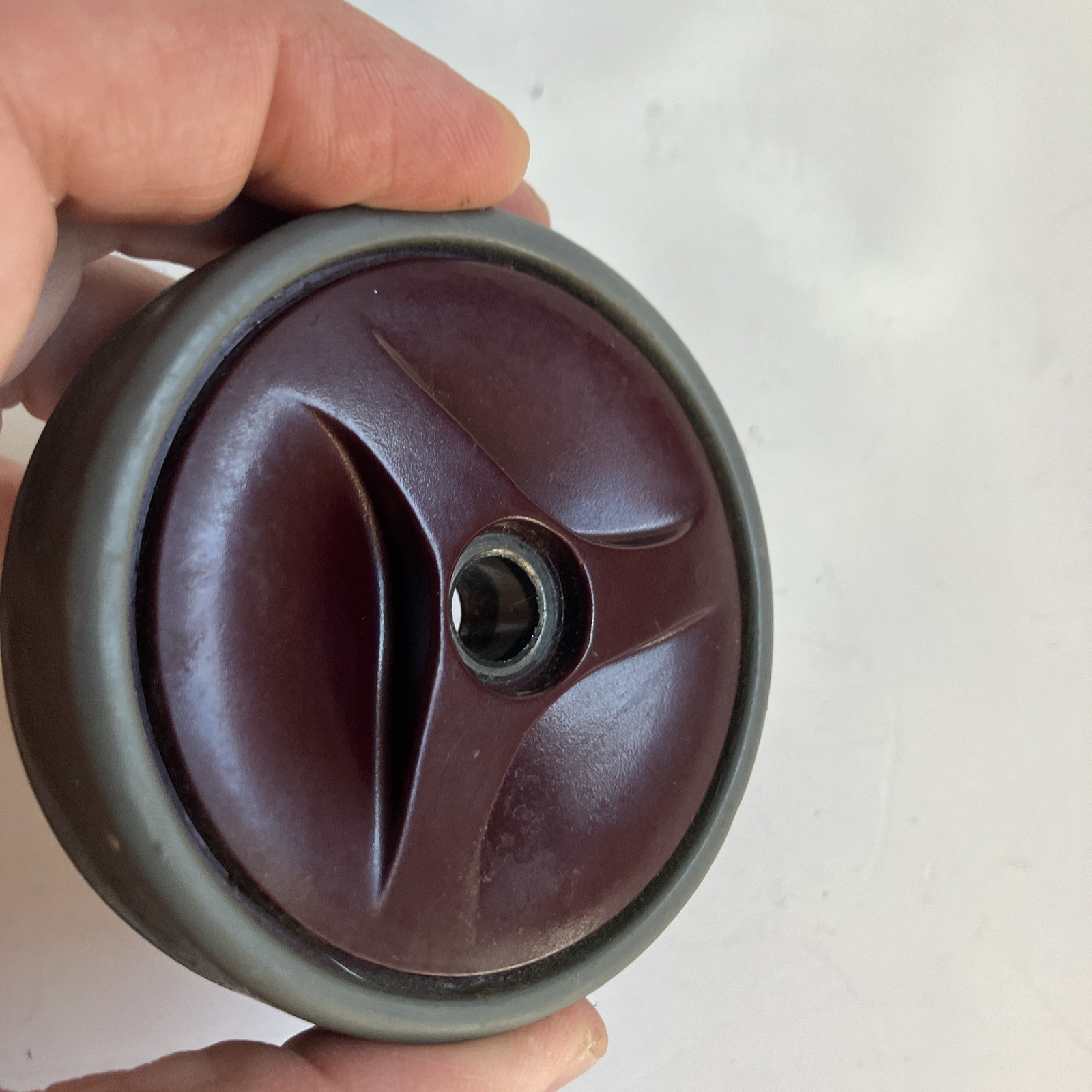 SHARK NV500 NV501 NV510 UV560 LEFT OR RIGHT WHEEL ASSEMBLY W/ PIN GENUINE OEM