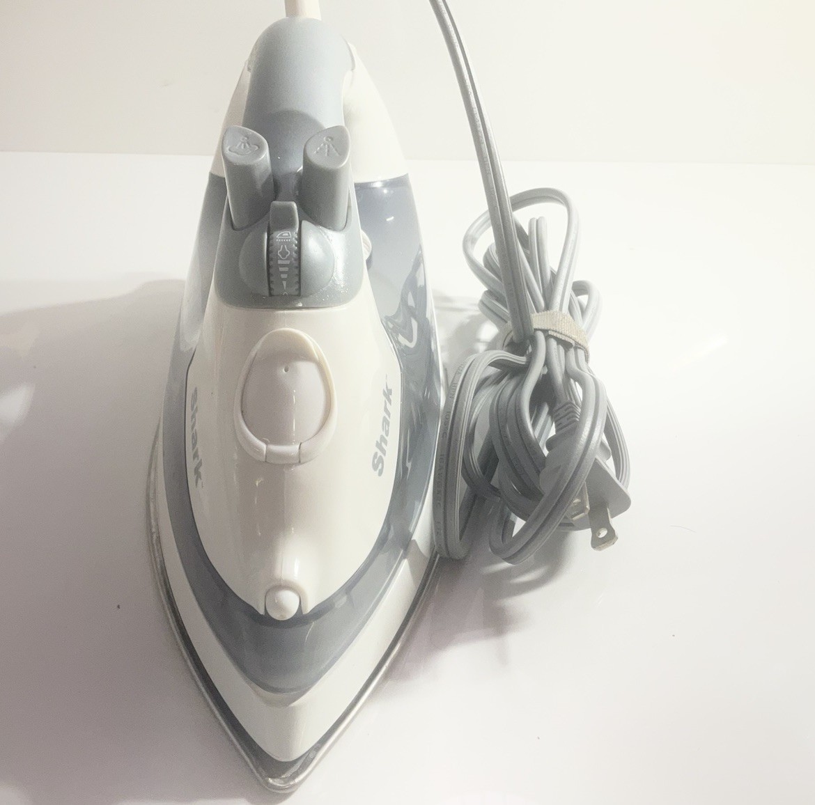 Shark IR420 Lightweight Gentle Glide 1300W Euro-Pro Steam Iron NEW *please read*
