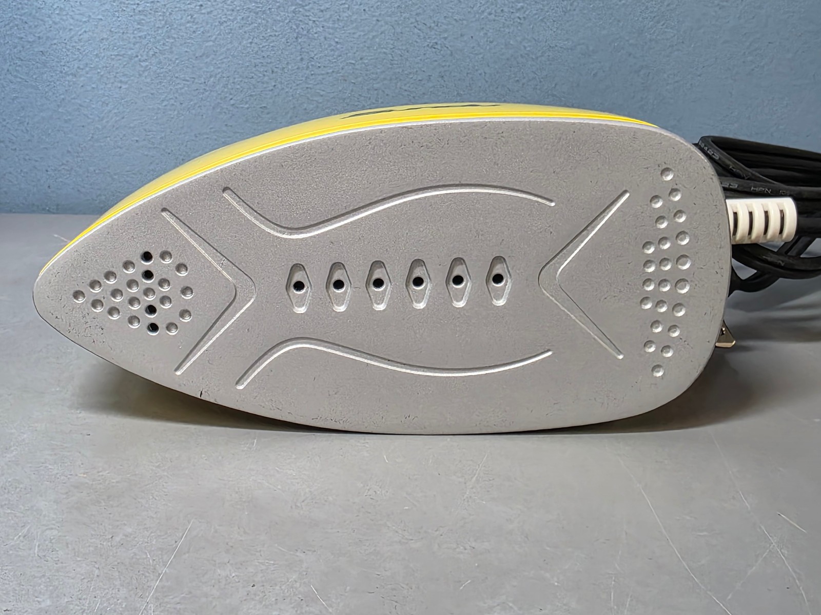 Sundu 1000W Portable & Lightweight Steam Iron w/ Lockable Rest Pad in Yellow