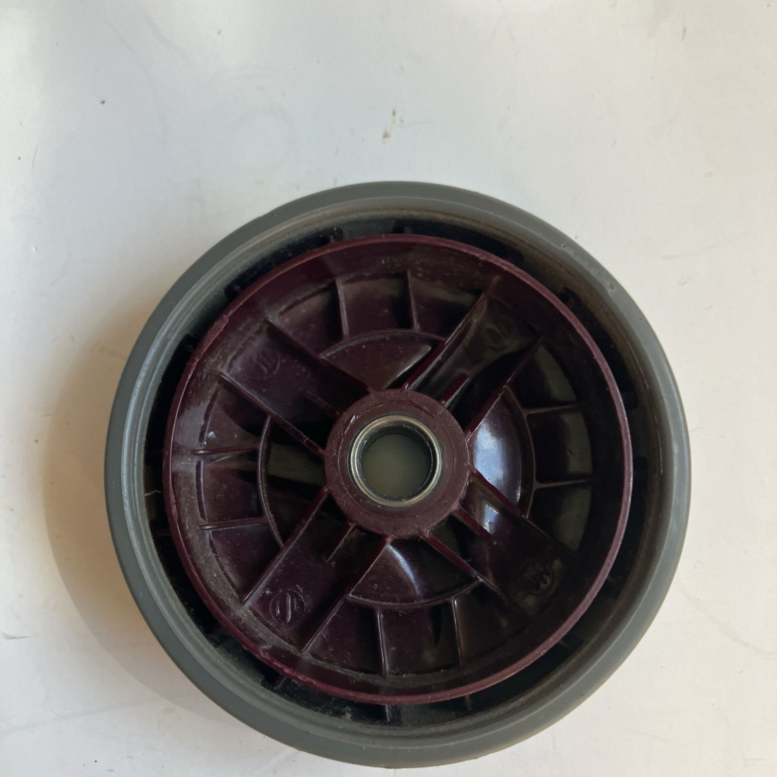SHARK NV500 NV501 NV510 UV560 LEFT OR RIGHT WHEEL ASSEMBLY W/ PIN GENUINE OEM