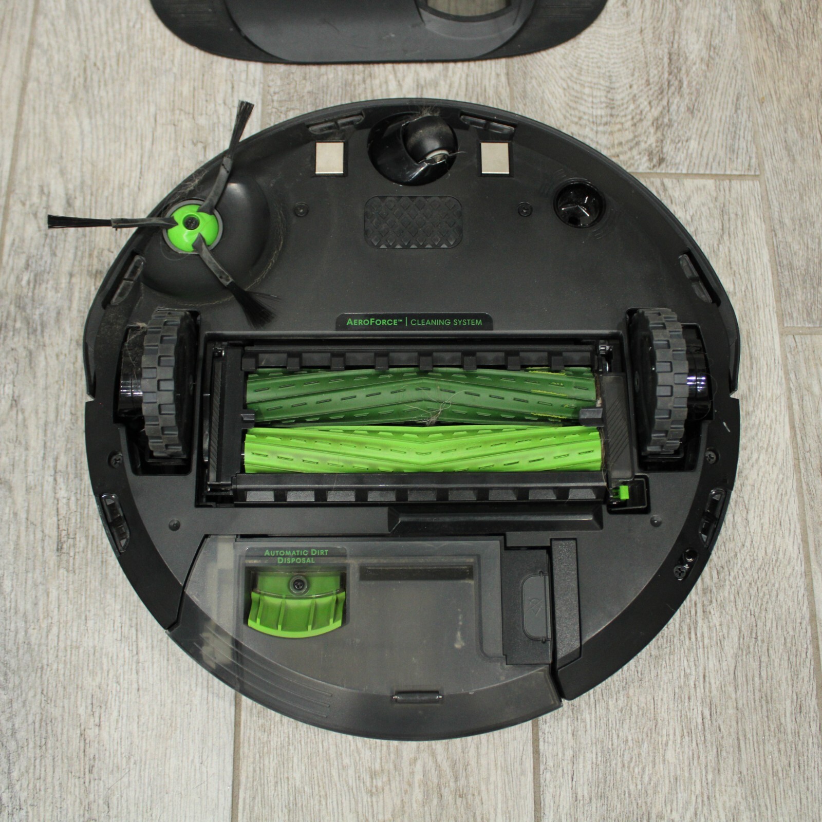 iRobot Roomba j7+ Self-Emptying Vacuum Robot + Base *WORKING ACCOUNT LOCKED READ