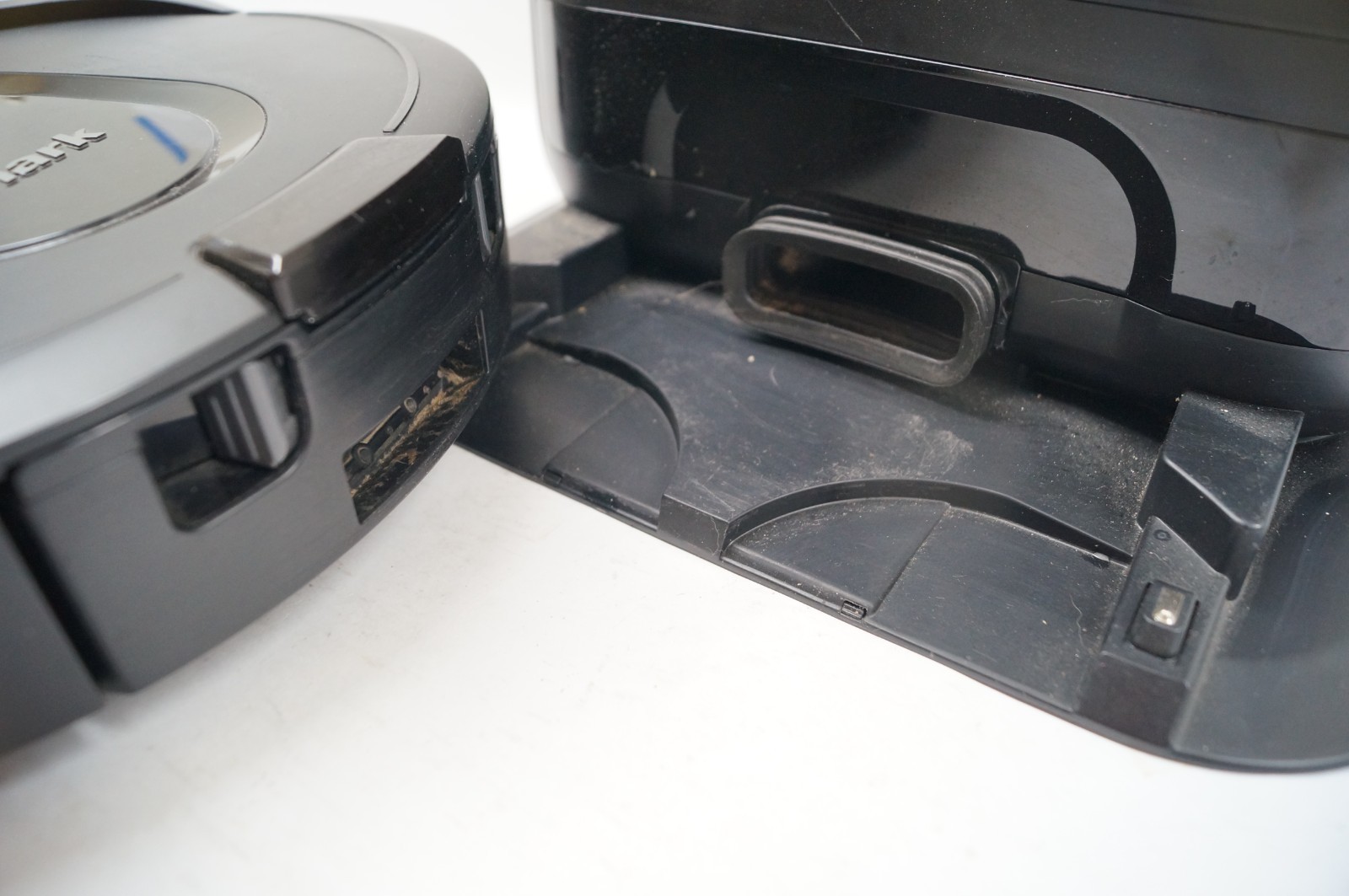 Shark UR1100S1US Robot Self-Empty Robot Vacuum Black EXC WORKING PoR C343