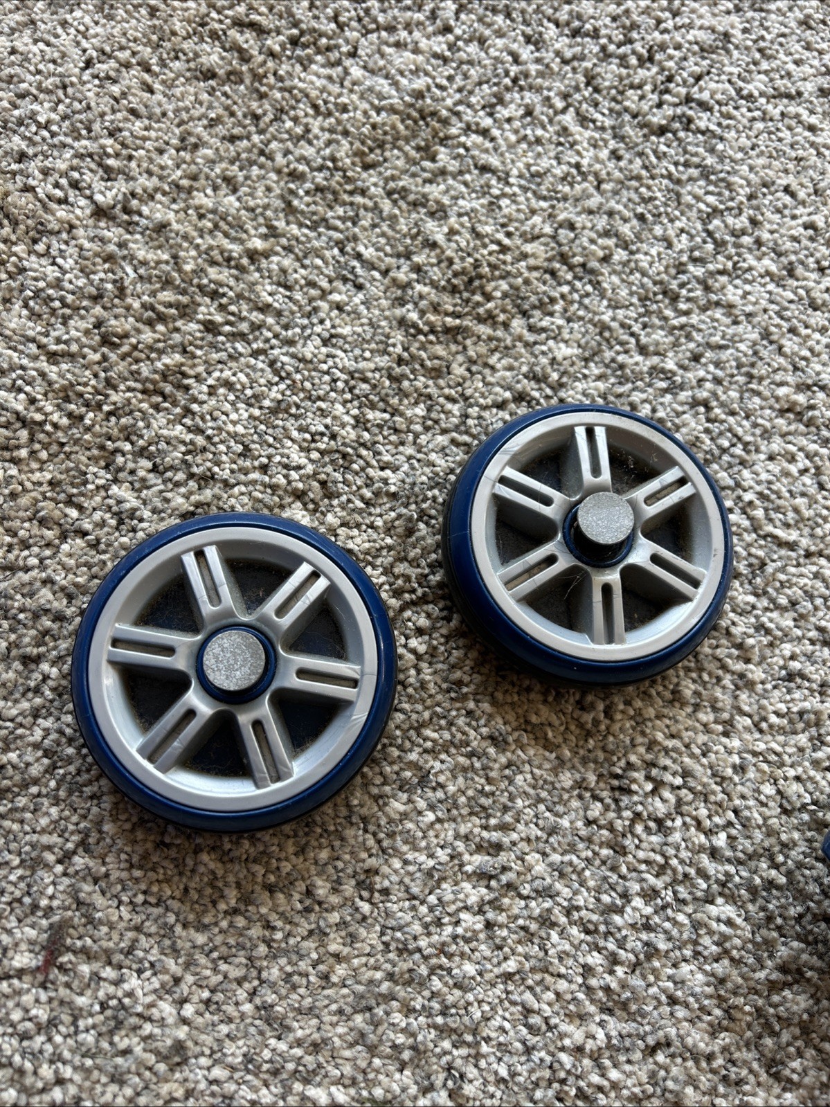 Shark UV700 DuoClean Vacuum Replacement Part Blue Rear Wheels and Axle Pins