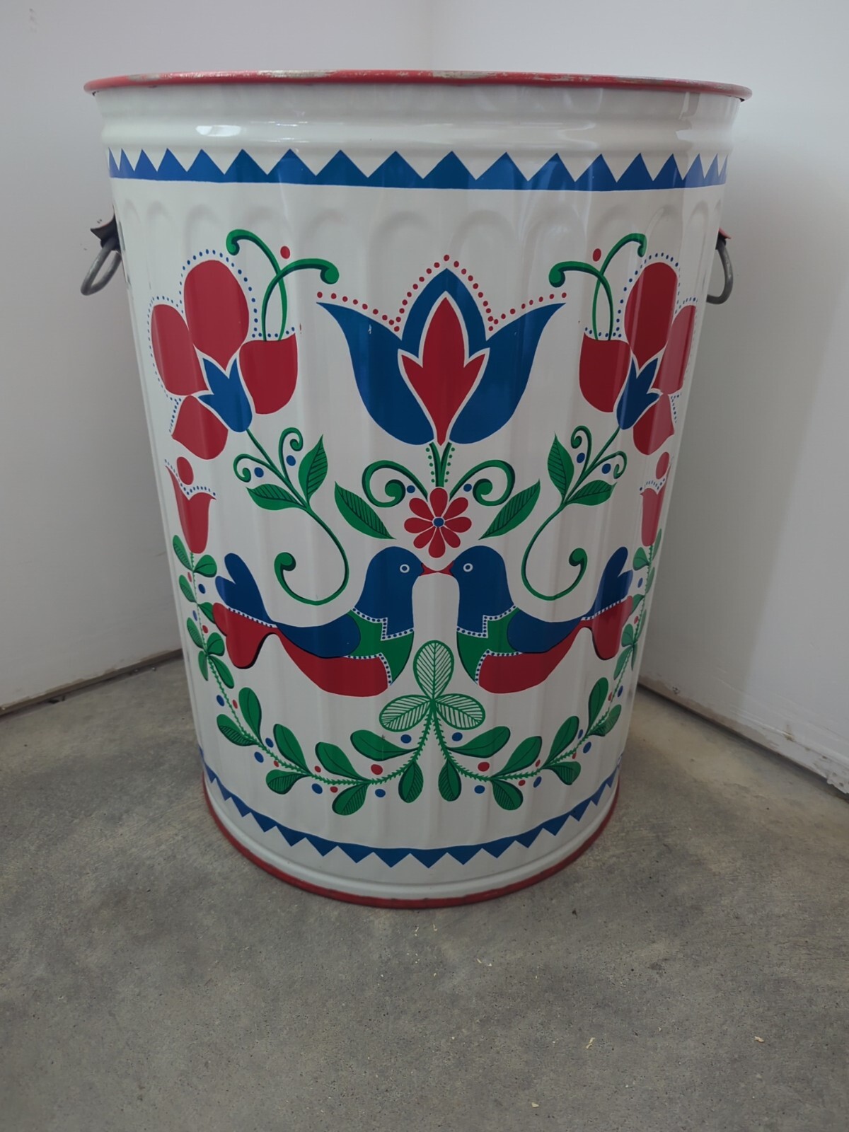 20 Gal. Garbage Trash /Ash Can Prop Lid Vintage Primitive Painted Doves Floral