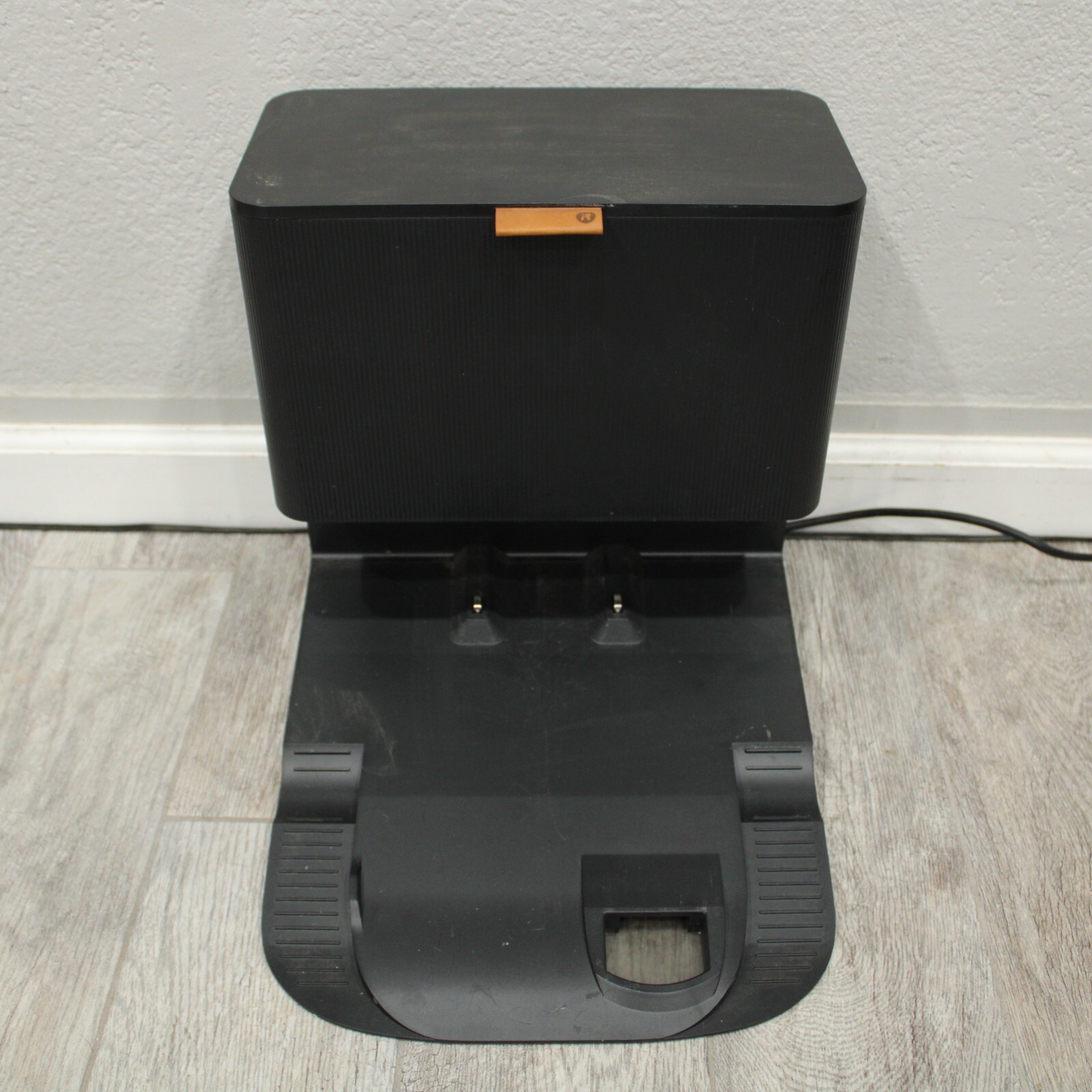 iRobot Roomba j7+ Self-Emptying Vacuum Robot + Base *WORKING ACCOUNT LOCKED READ