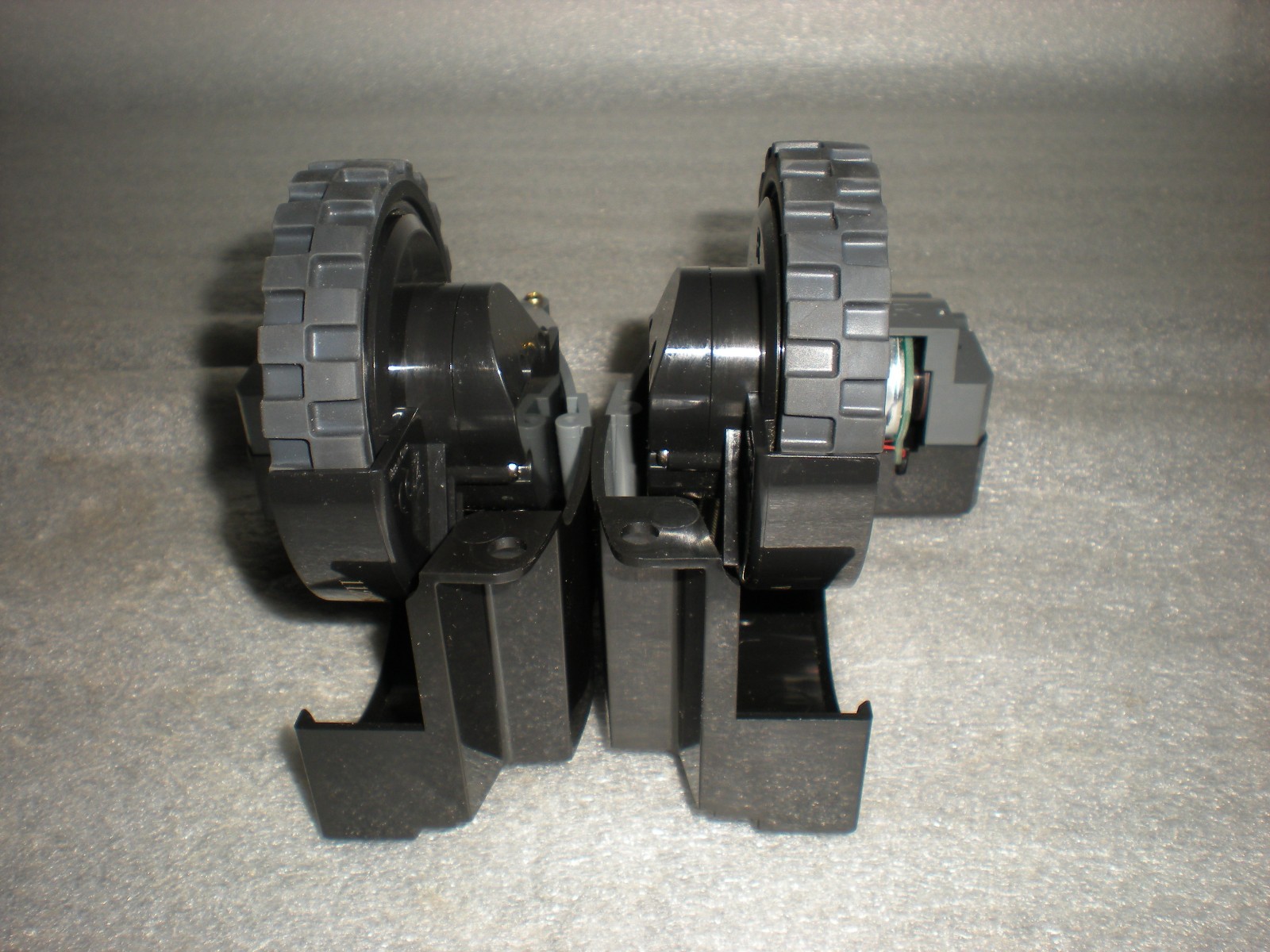 OEM iRobot Roomba e5 i3 i4 + i5 i6+i7 i7+ i8 J6 J7 J9 Set Of Right & Left Wheel