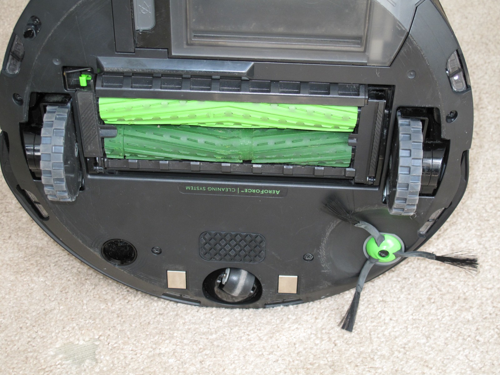 iRobot Roomba j7 Wifi Robot Vacuum with Charging Base