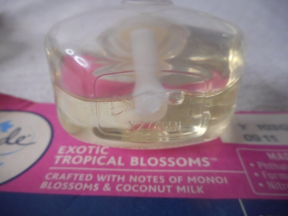 Glade Plug-In Refills 2 Exotic Tropical Blossoms In Pkg & 3 Unknown Scents READ