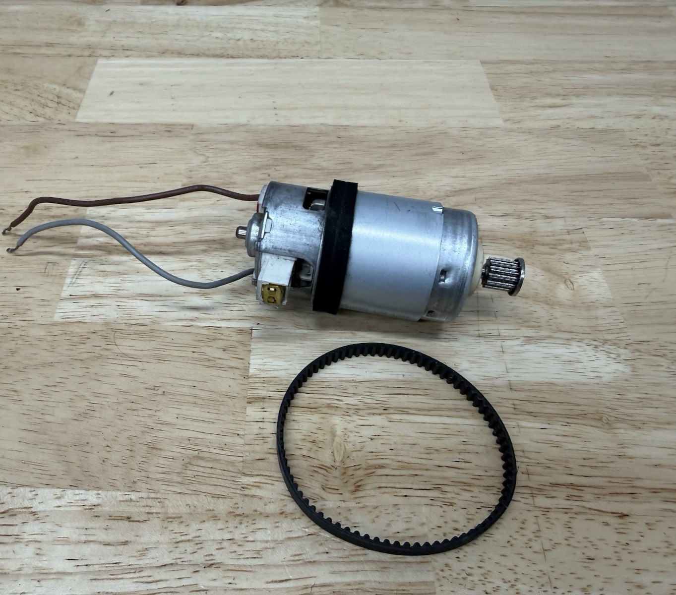 Shark ZU62 ZU60 ZU62C CU50WM SMALL 120 VOLT 60Hz GEARED BRUSHROLL MOTOR w/Belt