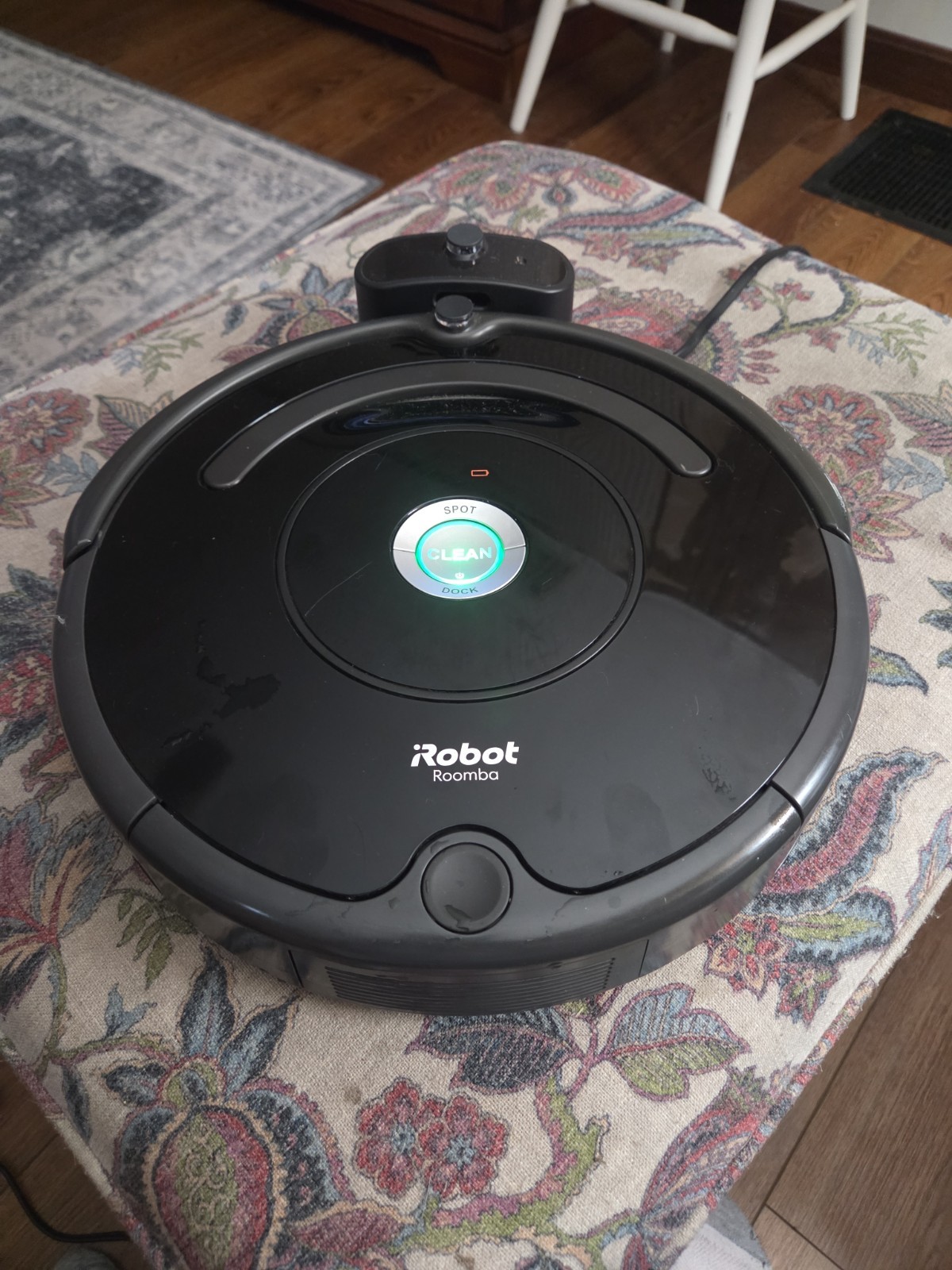iRobot Roomba 600 SERIES Robotic Vacuum Cleaner w/ charger.Brand New Battery 675