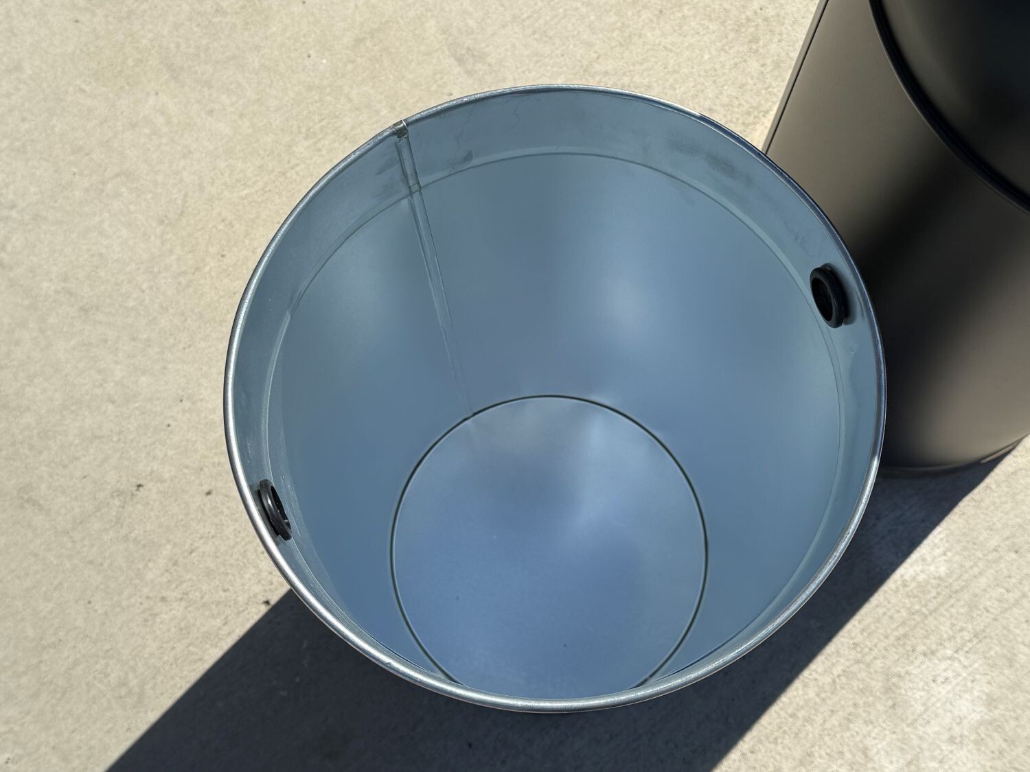 Sandbaggy 15-Gallon Black Open Top Dome Steel Trash Can with Lid (31″ x 12″)