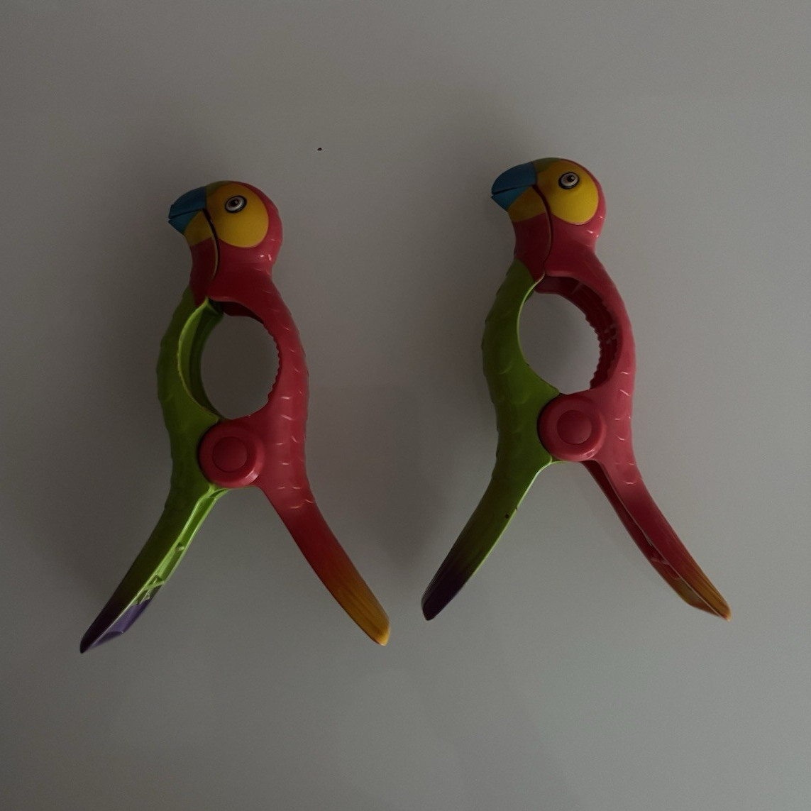 Multicolor Parrot Bird Decorative Clip Hangers, clamps towels to beach chairs