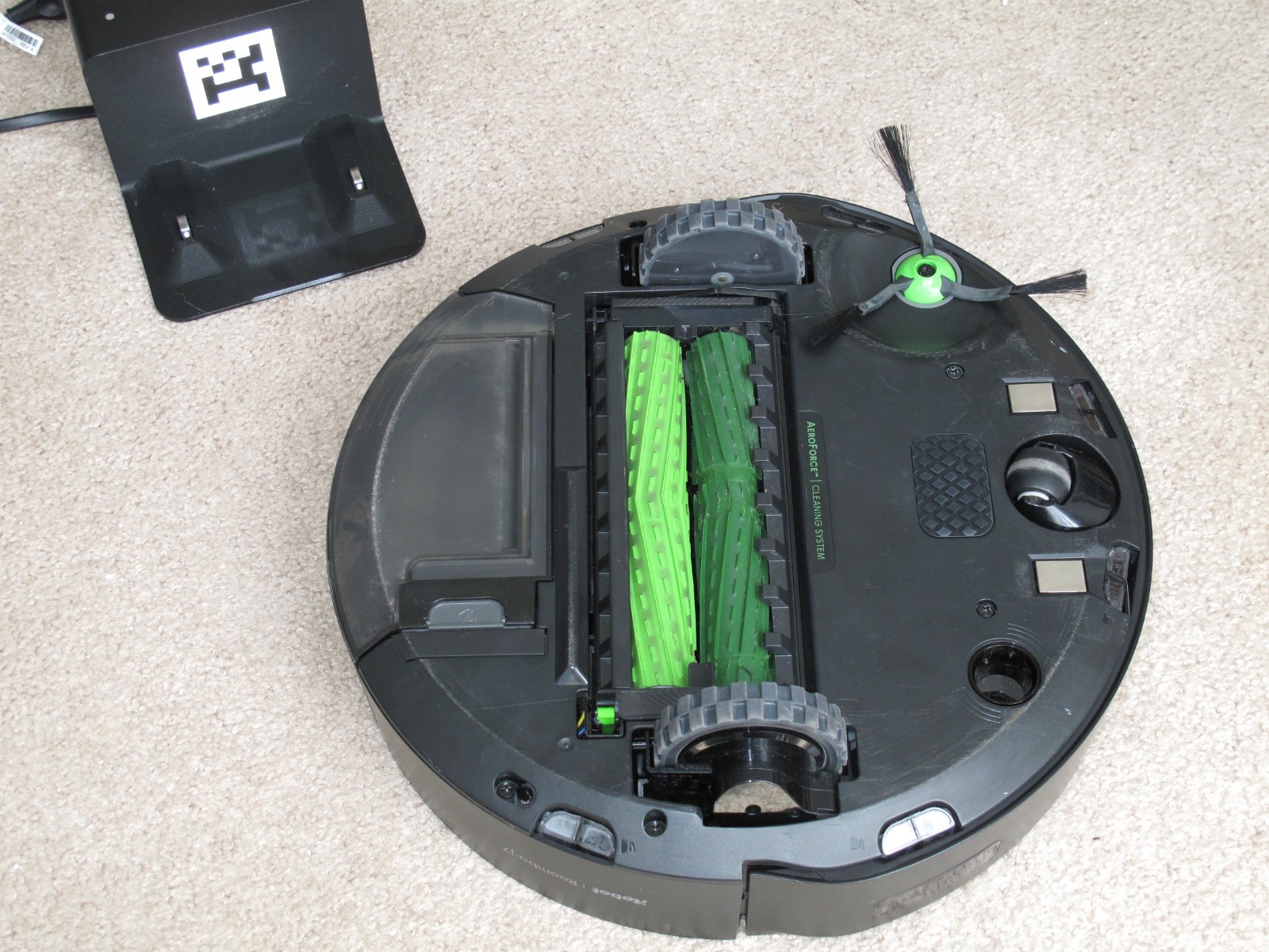 iRobot Roomba j7 Wifi Robot Vacuum with Charging Base