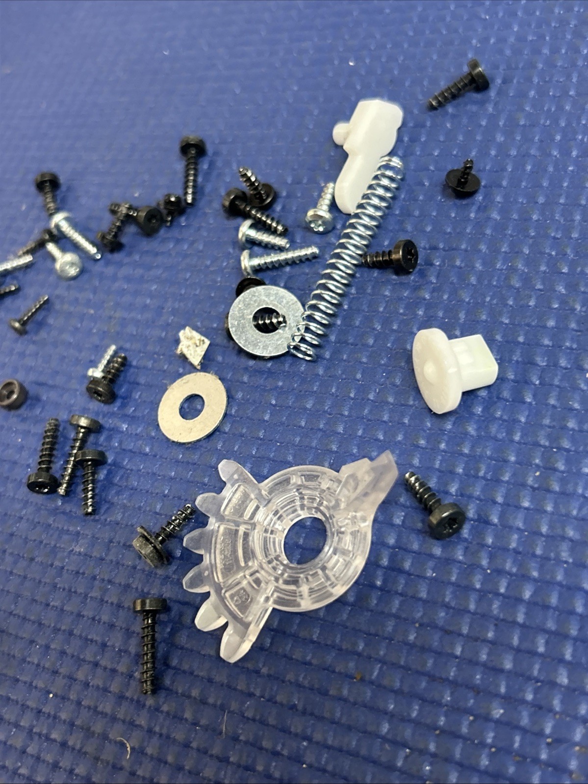 Genuine Dyson SCREWS for DC40 Ball Upright Vacuum see picture