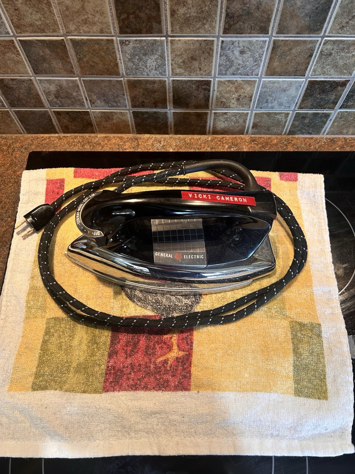 Antique General Electric Automatic Budget Dry Iron F34 1100W 120V w/ Box & Book