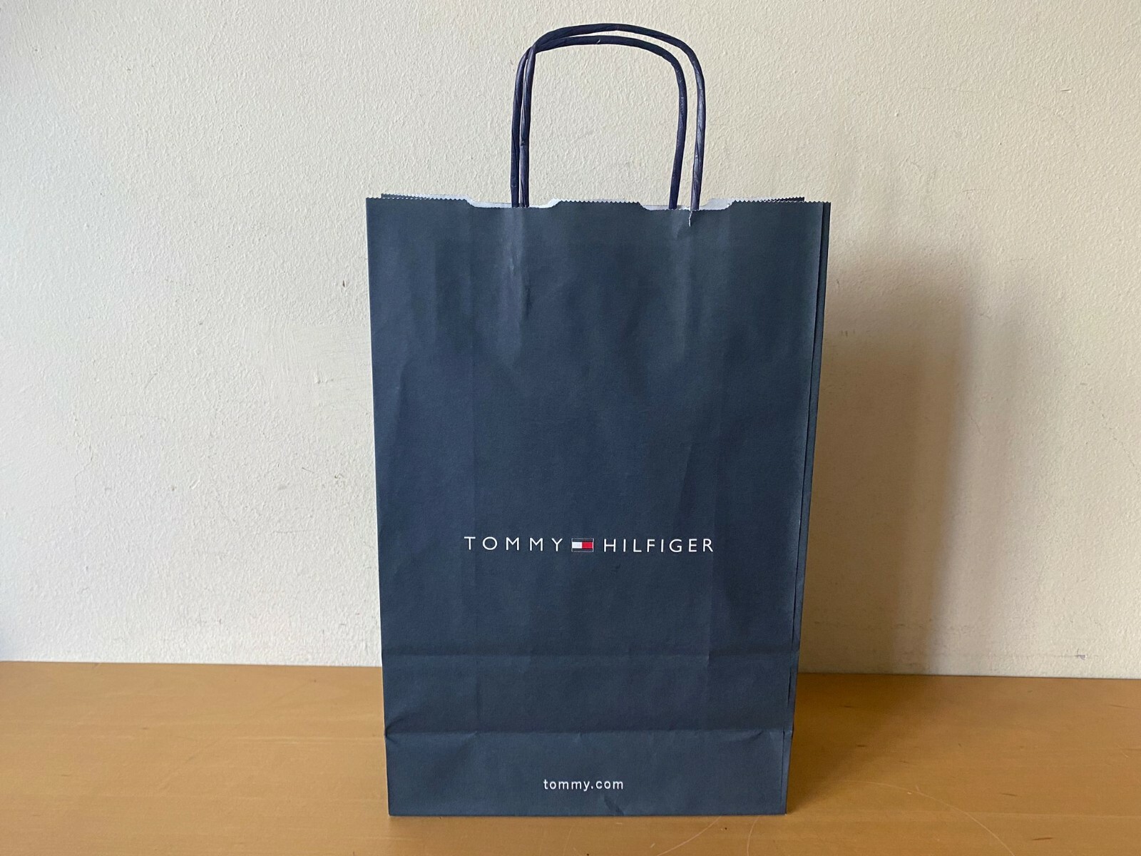 Tommy Hilfiger Paper Bag – 30.5 X 20.5 X 9 Cm