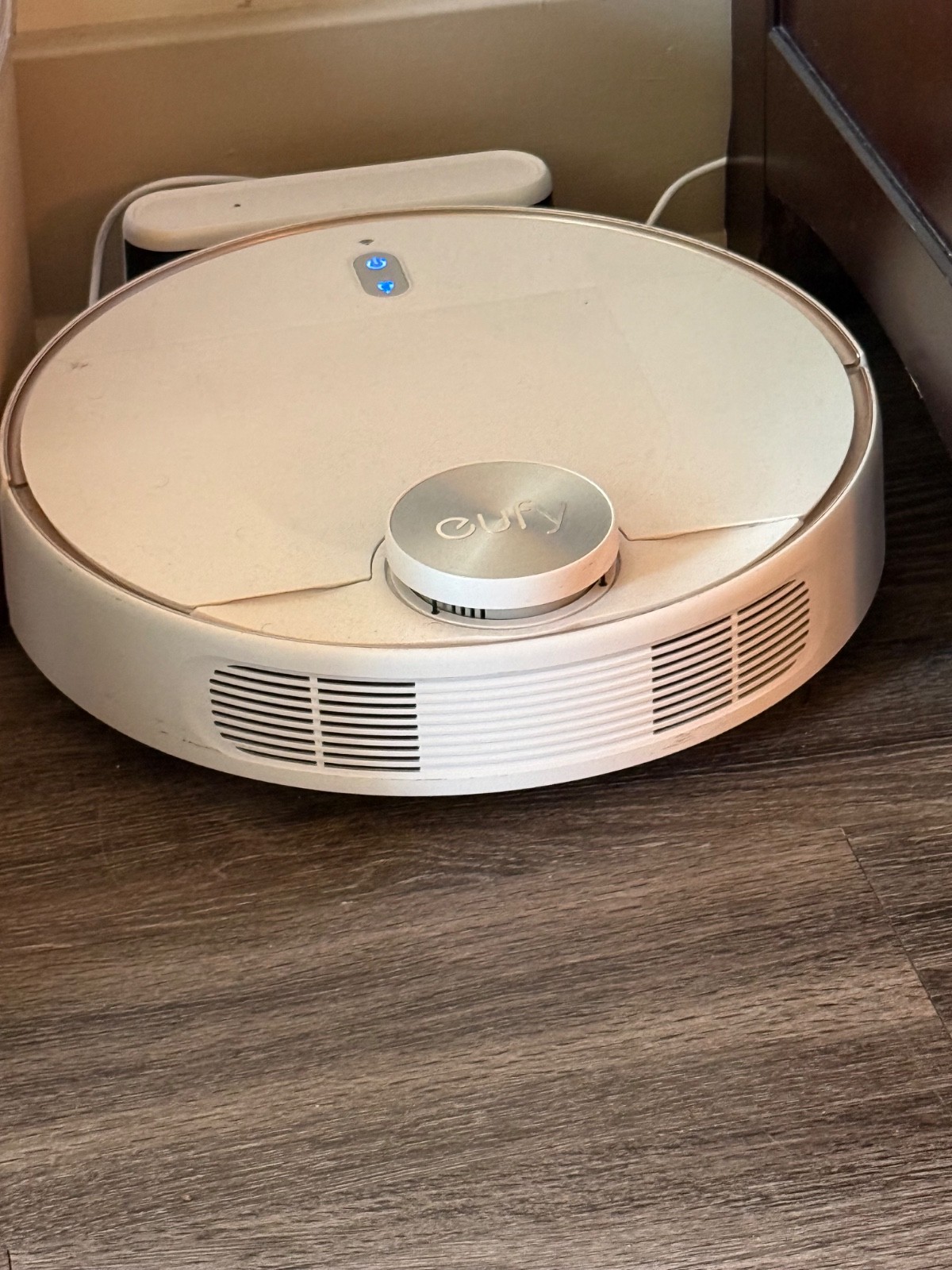Exceptional Robot Vaccum with mopping capabilities. Eufy, white, new battery.