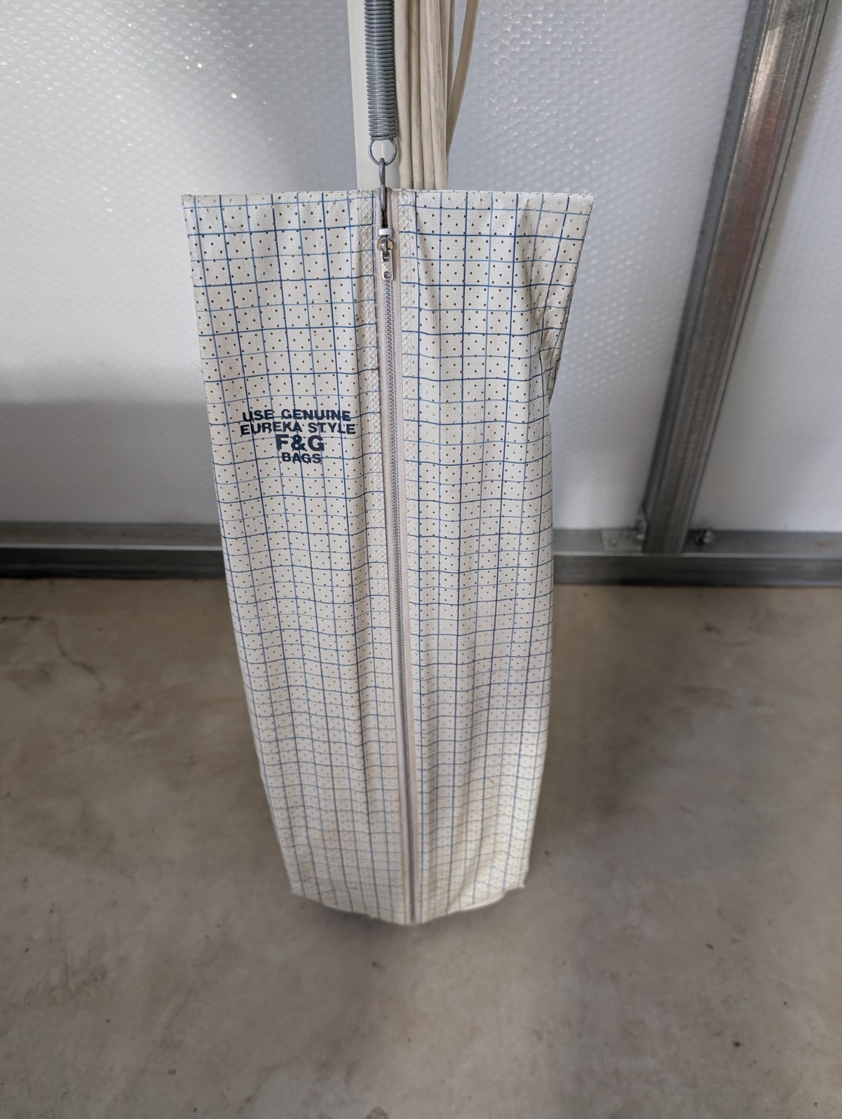 Vintage Eureka Upright Vacuum Model 1485 Blue White w/Headlight – Tested – Works