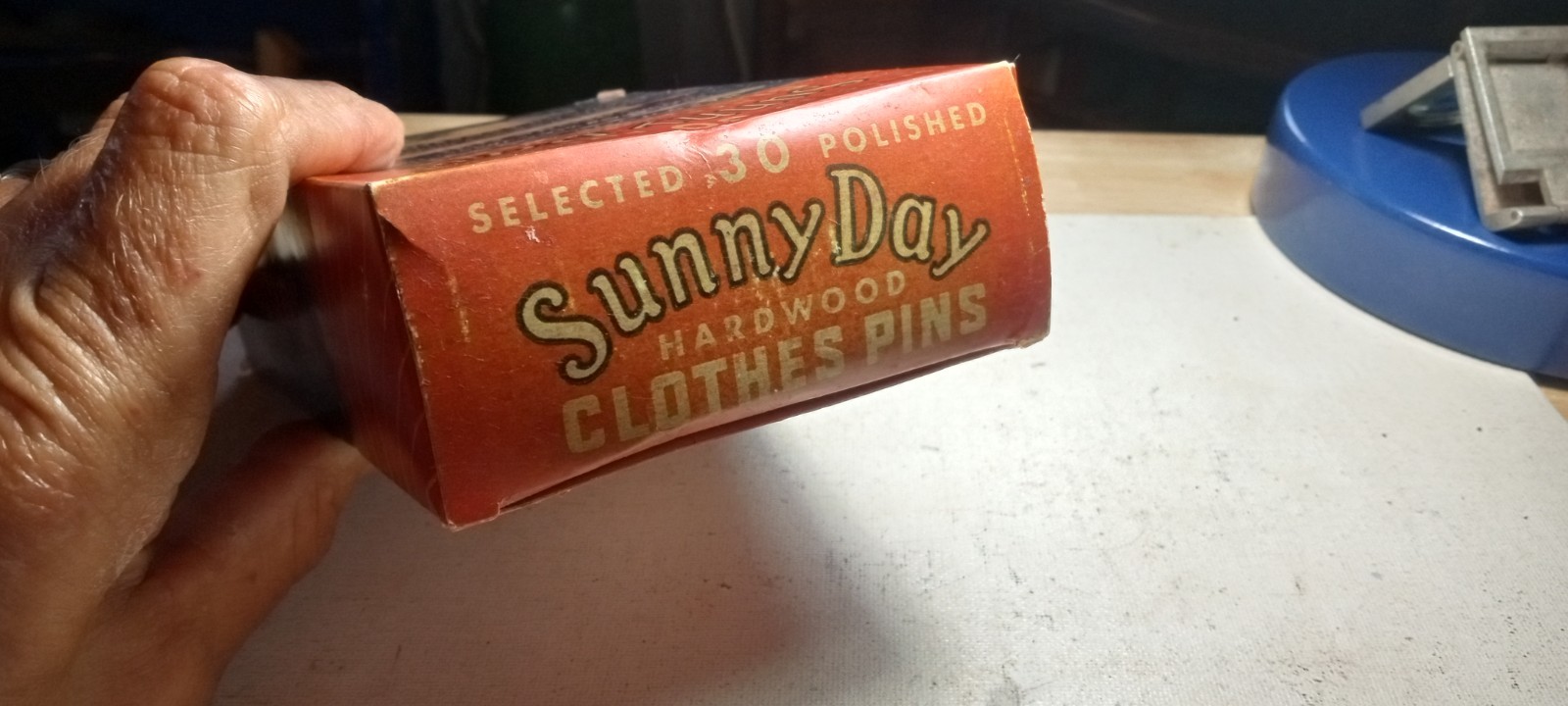 VINTAGE 1940’S-50’S SUNNY DAY 4″ HARDWOOD CLOTHES PINS 30CT. ORIGINAL BOX! L@@K!