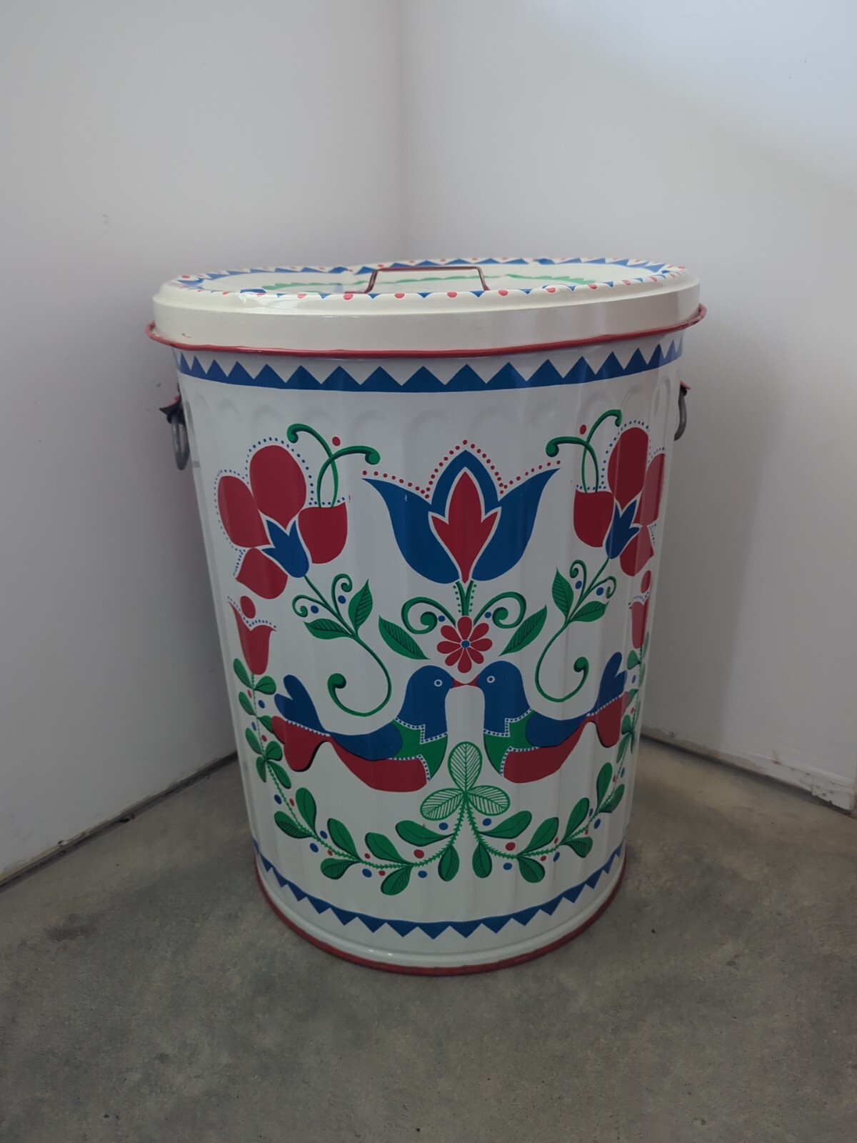 20 Gal. Garbage Trash /Ash Can Prop Lid Vintage Primitive Painted Doves Floral