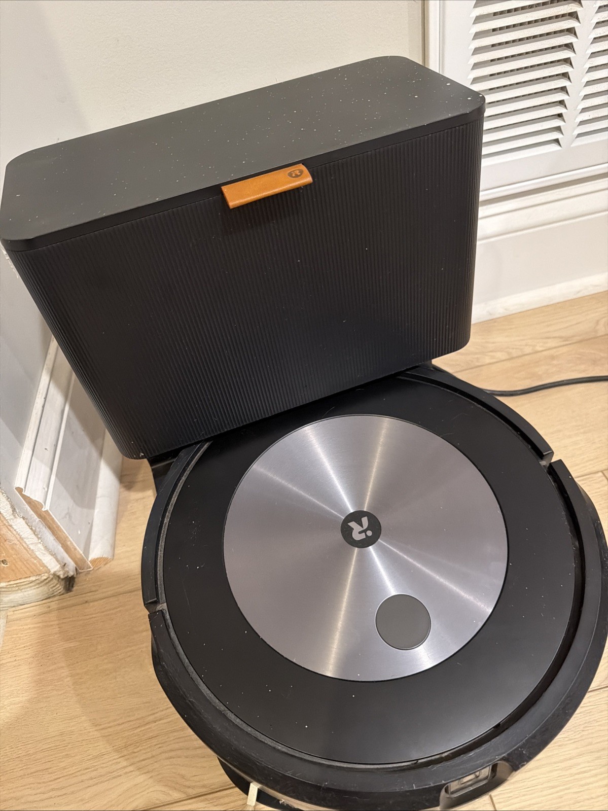 iRobot Roomba J7 Clean Base Automatic Dirt Disposal Dock ADB-N1 Vacuum