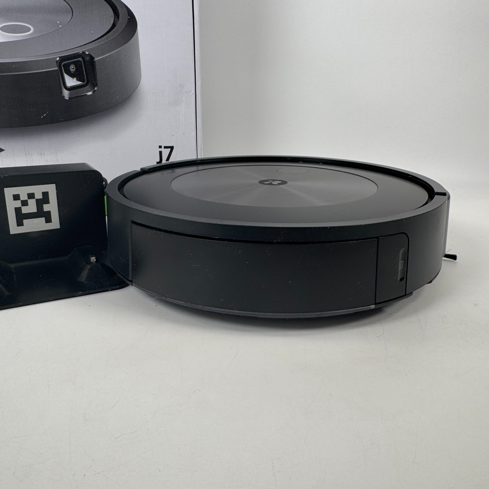 iRobot Roomba j7 Vacuum Cleaning Robot Wi-Fi Unit and Base