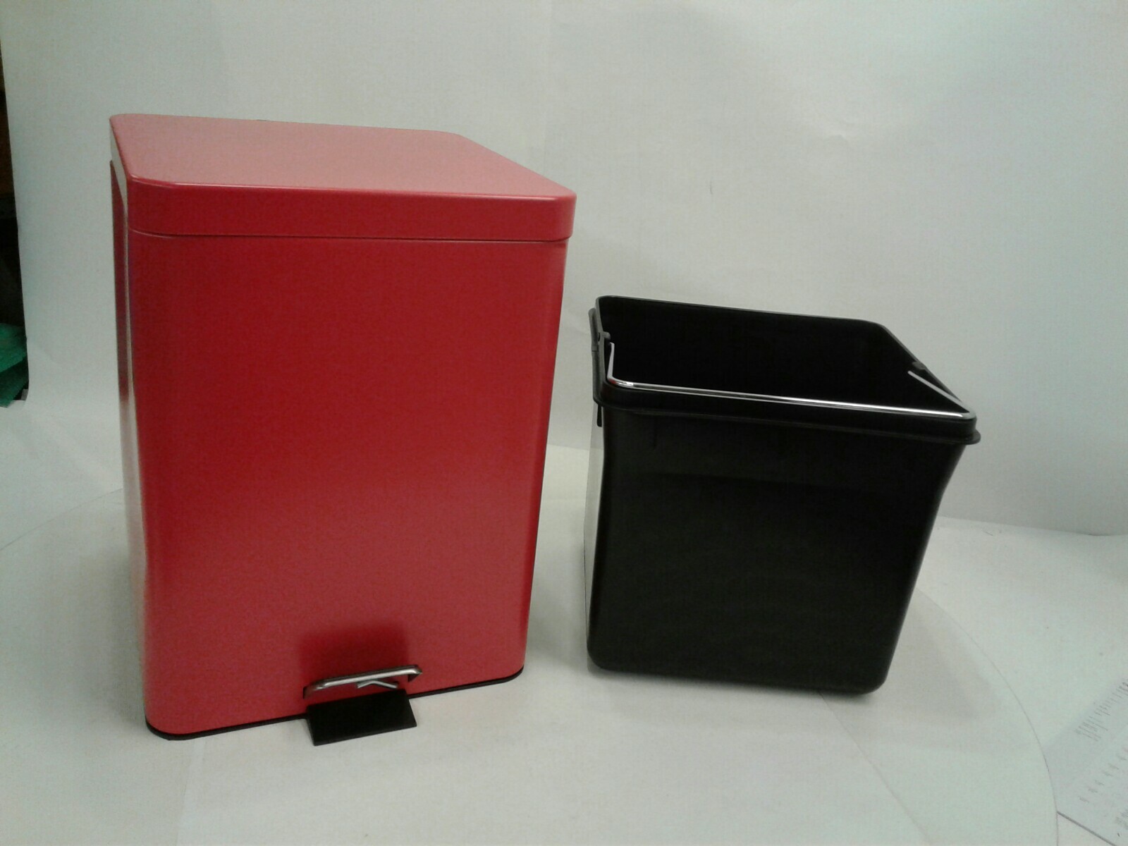 Brewer 35270 Square Steel Step-On Waste Can 20 QT Red 11″ x 12.75″ x 17.25″