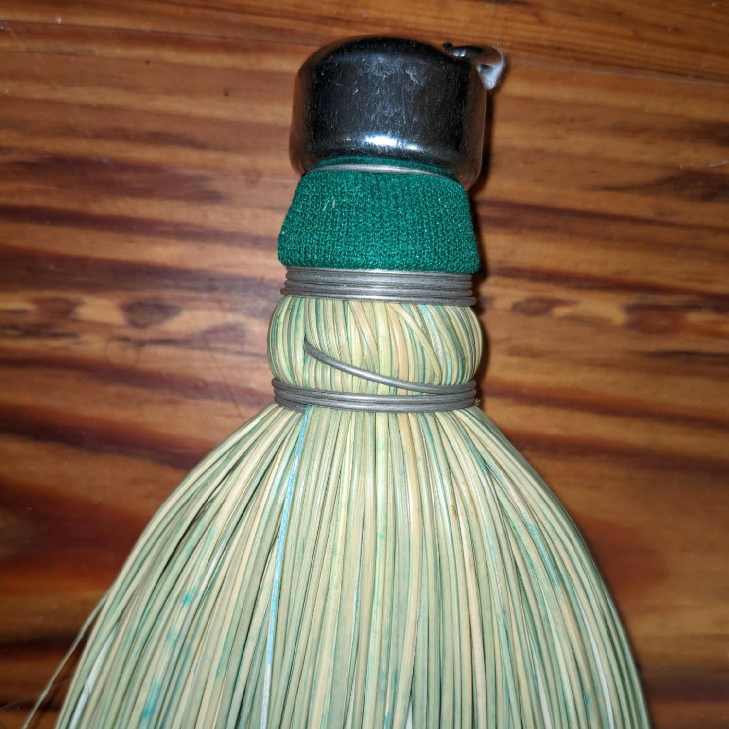 Lehman’s Amish-Made Whisk Broom, Authentic Corn Straw, Metal Hanging Hook, 11 in