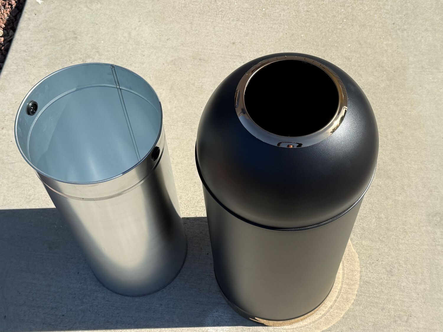Sandbaggy 15-Gallon Black Open Top Dome Steel Trash Can with Lid (31″ x 12″)