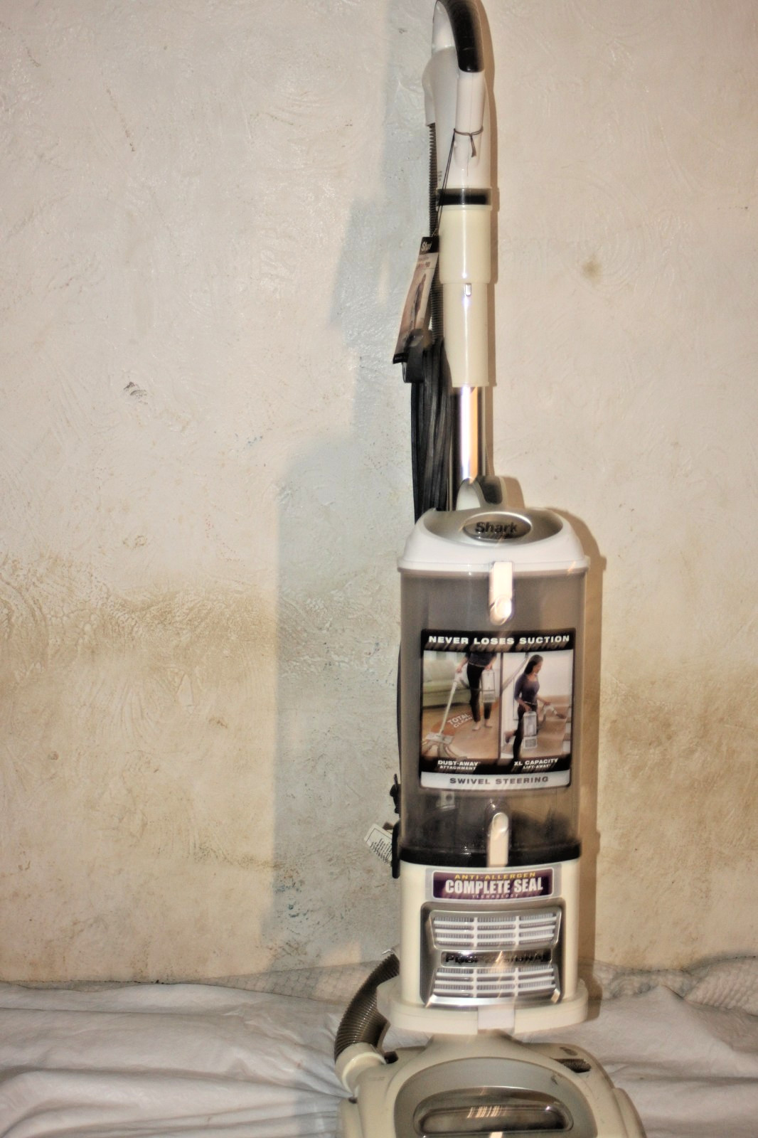 Shark NV356E Navigator Lift-Away Upright Vacuum Cleaner, White/Silver