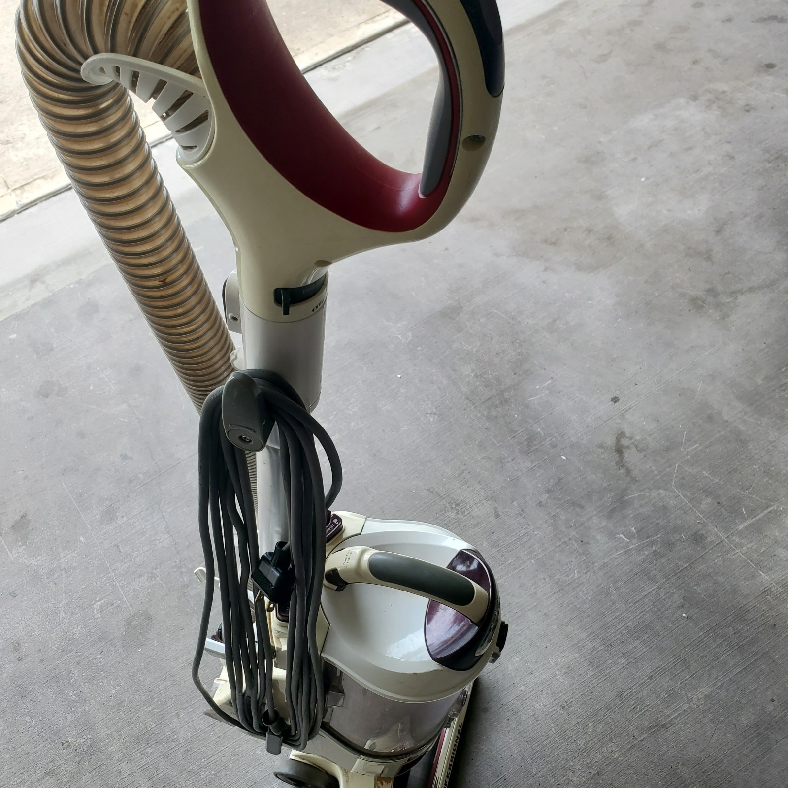 Shark Navigator Lift Away Upright Vacuum Cleaner PRICED TO SELL QUICKLY