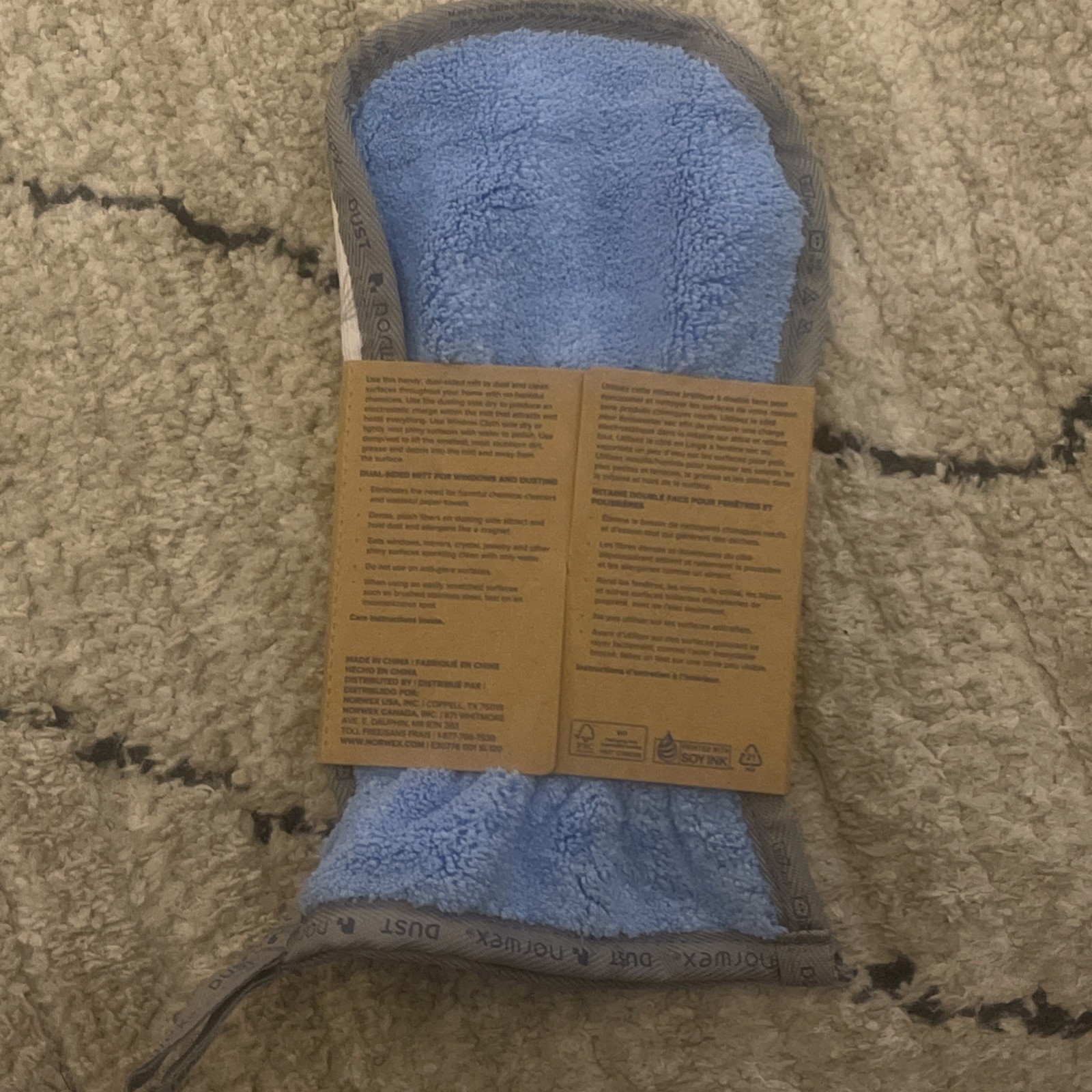NEW NORWEX Dual Sided Dusting/Window Mitt Light Blue White Gray Snowflakes