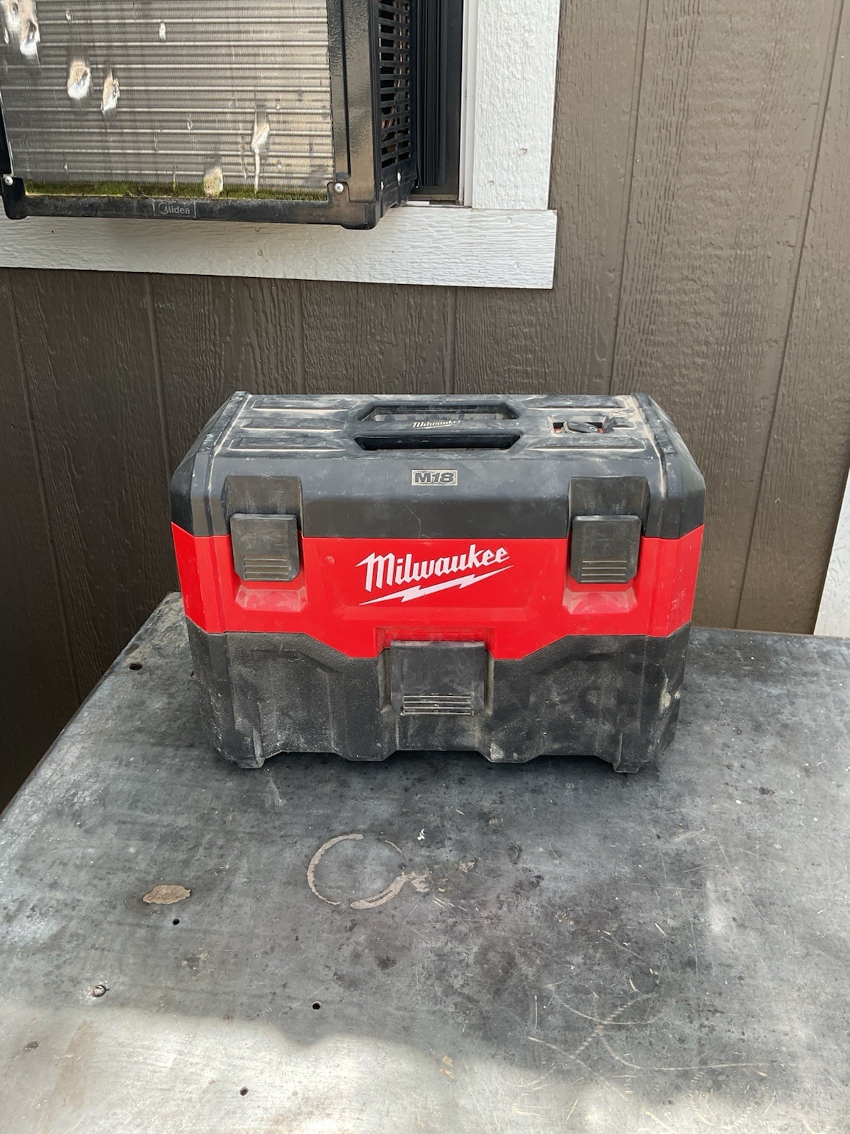 Milwaukee M18 18 Volt 2 Gallon Cordless Wet/Dry Vacuum, 0880-20 No Hose!