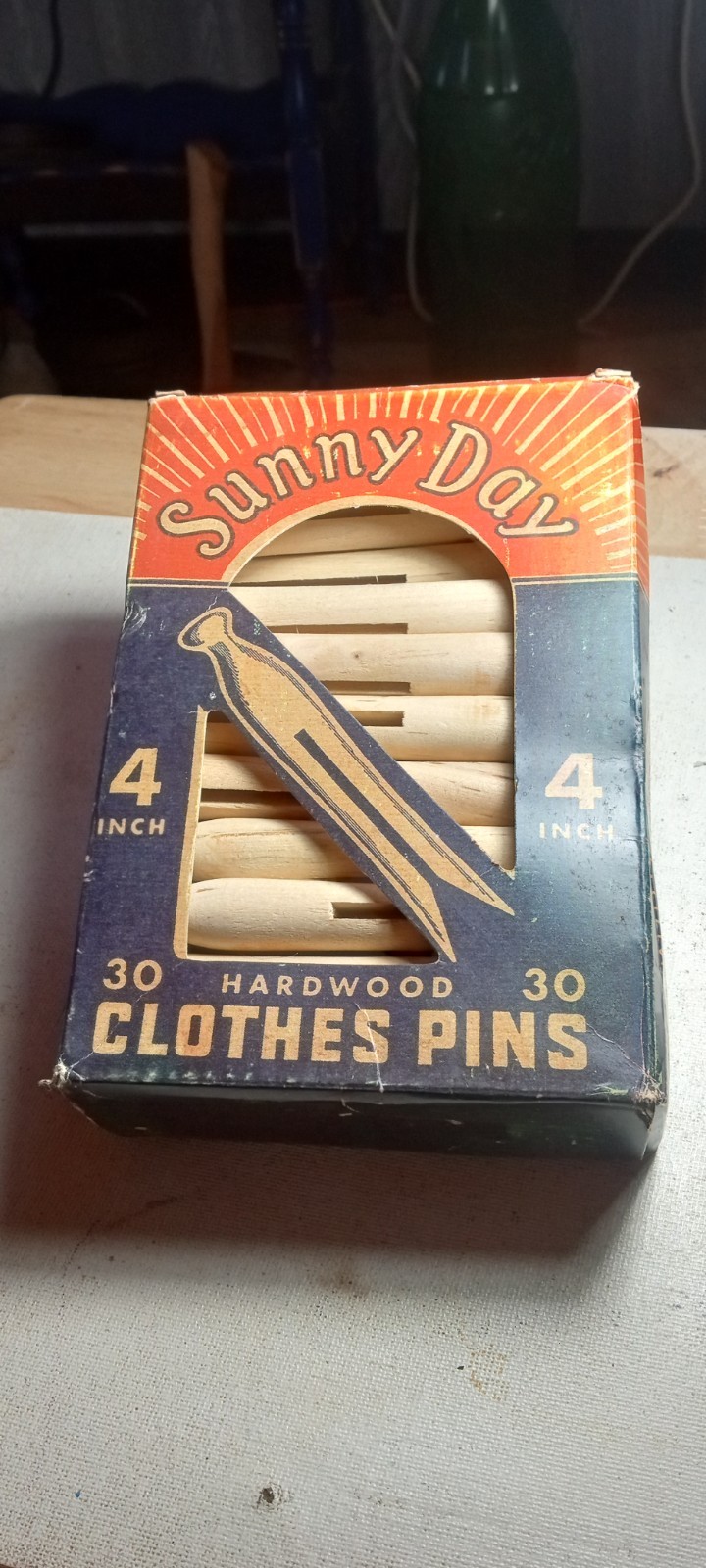 VINTAGE 1940’S-50’S SUNNY DAY 4″ HARDWOOD CLOTHES PINS 30CT. ORIGINAL BOX! L@@K!