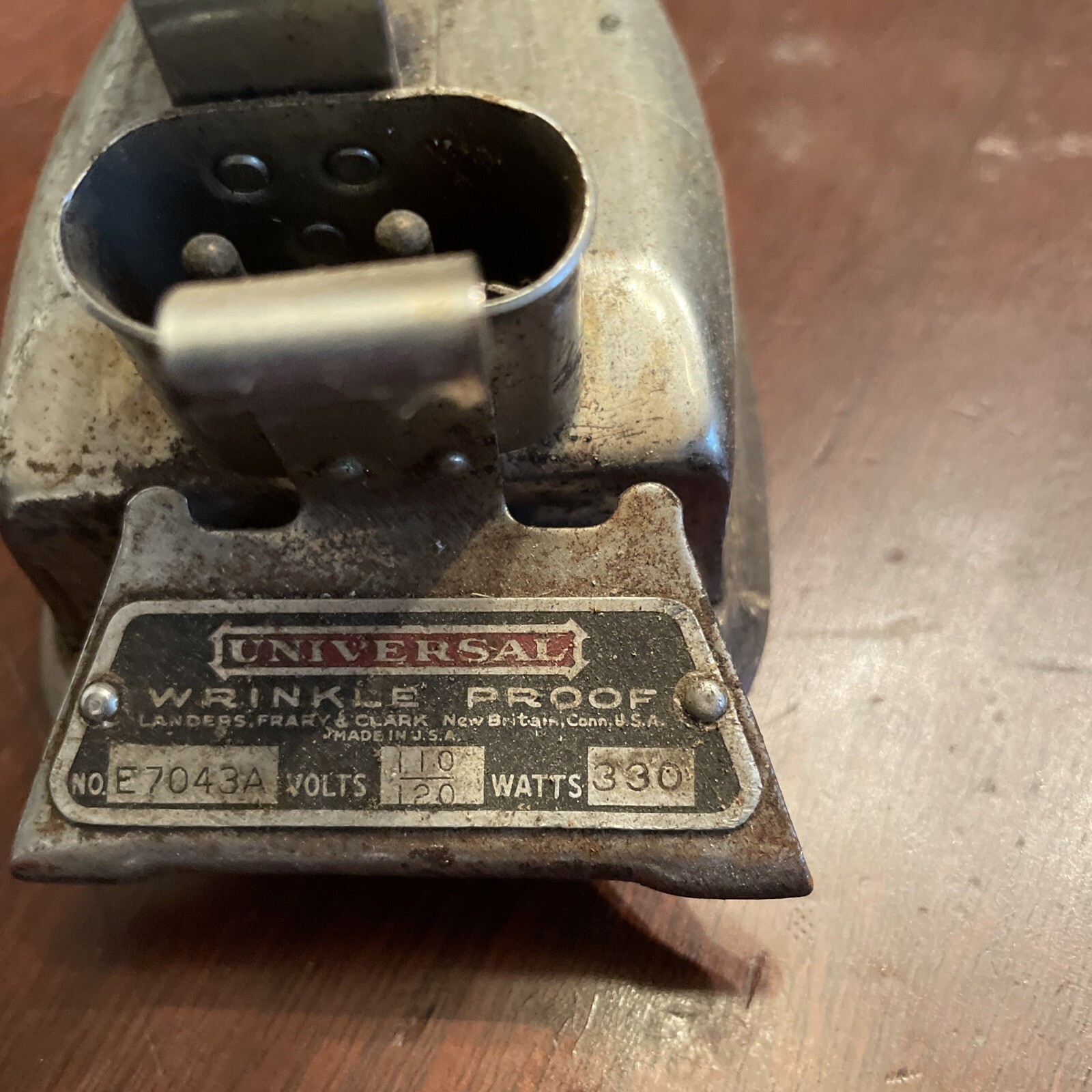 Vintage UNIVERSAL “Wrinkle Proof” Iron E7043A 3 IBS NO CORD