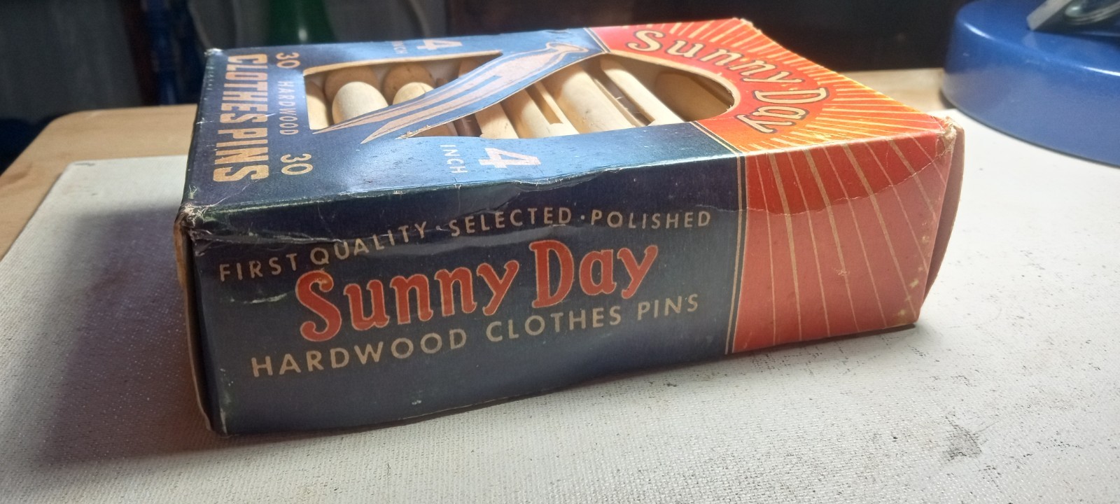 VINTAGE 1940’S-50’S SUNNY DAY 4″ HARDWOOD CLOTHES PINS 30CT. ORIGINAL BOX! L@@K!