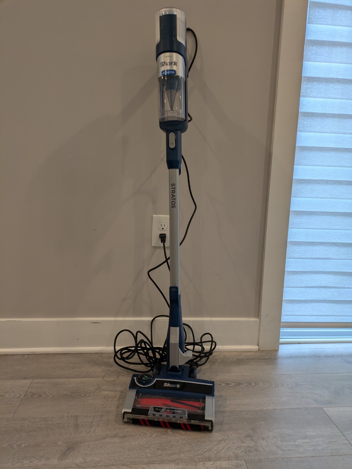 Shark HZ3002 Stratos Ultralight Corded Stick Vacuum/Navy/Extremely Lightly Used2